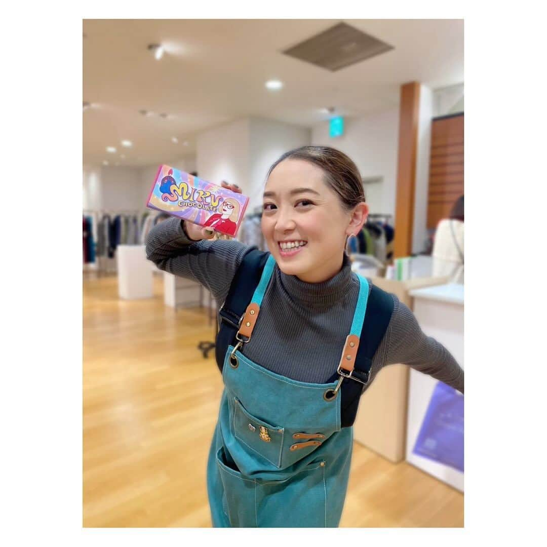 花陽みらさんのインスタグラム写真 - (花陽みらInstagram)「🍫😍🎤👠💄👓📺ぬはーーー！✨✨  なんということ！！！ ※「ぬはー」私の結構な…最上級の嬉しい時の歓喜の叫びwww  地元バレエ教室の後輩が描いて作ってくれました🩰  ウォンカチョコ(チェリーver.）/非売品😎  チェリーも、ウンパルンパも描いてくれて✏️ チョコの厚さまでこだわってくれた笑 嬉しいので、絵も載せさせていただこう！  素敵なプレゼント🎁 ありがとう🤩  #チャーリーとチョコレート工場  #チャリチョコ #fna歌謡祭  12/6出演するんですよ📢🎤✨  #チェリーサンデー　🎤🍫👠💄👓 博多も大阪もゴールデンチケット🎫求めて走ります！ #非売品チョコ😎✨」11月22日 17時19分 - miku_hanahi