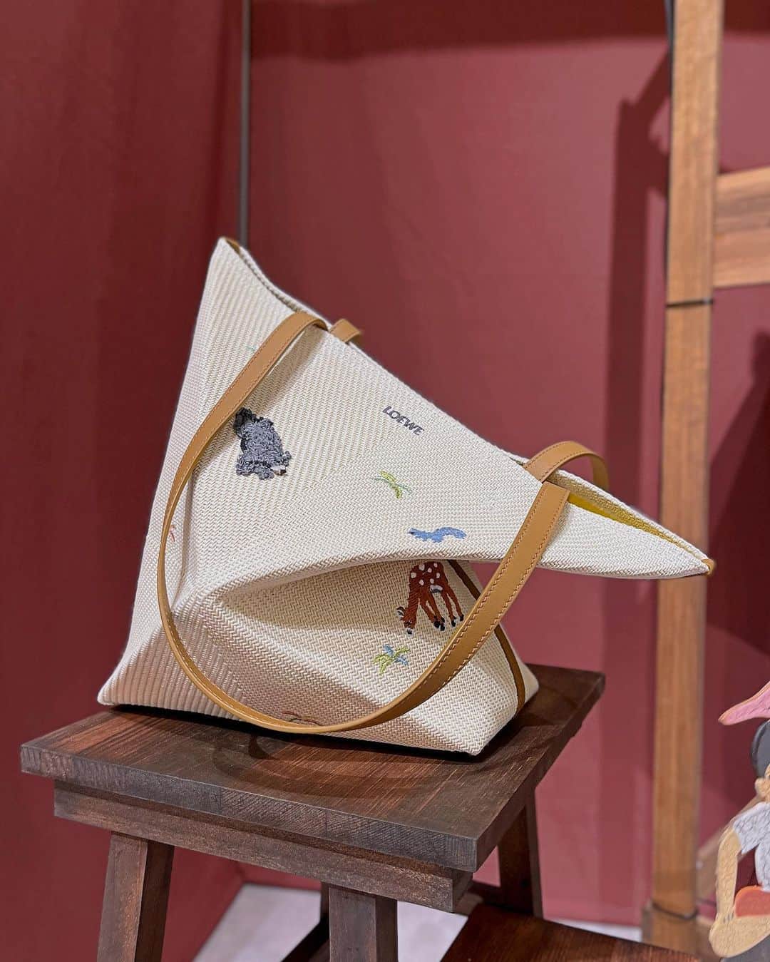 HANKYU.MODEさんのインスタグラム写真 - (HANKYU.MODEInstagram)「. LOEWE × SUNA FUJITA ポップアップ at 1F コトコトステージ11 until 11/28  1846年 スペインで誕生したブランド「ロエベ」と陶芸制作ユニット「スナ・フジタ」とのコラボレーションアイテムにフォーカスしたイベントを開催。 「ロエベ」のスペインの伝統とモダンをミックスしたアイテムに、「スナ・フジタ」の動物や自然の景色からインスピレーションを得て、想像や子供のころの思い出、息子や犬など日々暮らしの中から生まれたキャラクターや風景が緻密なタッチで描かれ登場。 クマを描いた、日本限定アイテムも。  詳しくはプロフィールURLをチェック！@hankyumode  #LOEWE #ロエベ #23AW #hankyumode #hankyumode23aw #hankyu #阪急百貨店 #阪急うめだ本店 #うめはん」11月22日 17時13分 - hankyumode