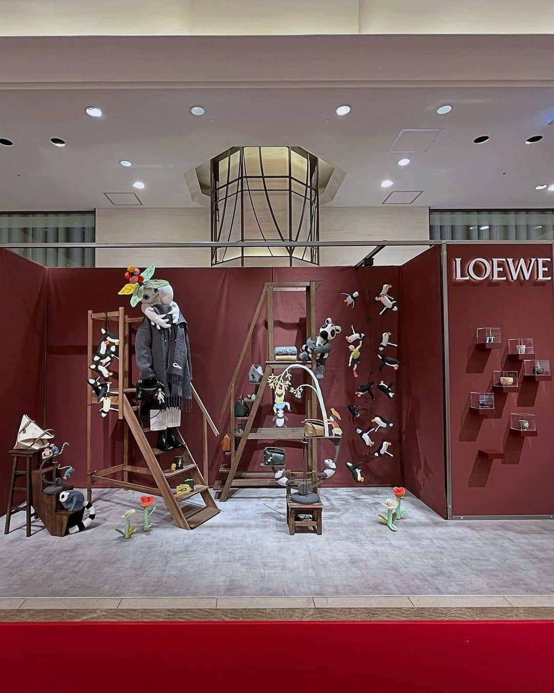 HANKYU.MODEさんのインスタグラム写真 - (HANKYU.MODEInstagram)「. LOEWE × SUNA FUJITA ポップアップ at 1F コトコトステージ11 until 11/28  1846年 スペインで誕生したブランド「ロエベ」と陶芸制作ユニット「スナ・フジタ」とのコラボレーションアイテムにフォーカスしたイベントを開催。 「ロエベ」のスペインの伝統とモダンをミックスしたアイテムに、「スナ・フジタ」の動物や自然の景色からインスピレーションを得て、想像や子供のころの思い出、息子や犬など日々暮らしの中から生まれたキャラクターや風景が緻密なタッチで描かれ登場。 クマを描いた、日本限定アイテムも。  詳しくはプロフィールURLをチェック！@hankyumode  #LOEWE #ロエベ #23AW #hankyumode #hankyumode23aw #hankyu #阪急百貨店 #阪急うめだ本店 #うめはん」11月22日 17時13分 - hankyumode