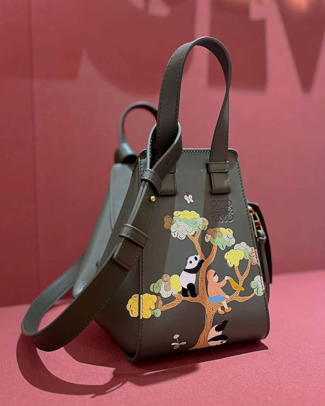 HANKYU.MODEさんのインスタグラム写真 - (HANKYU.MODEInstagram)「. LOEWE × SUNA FUJITA ポップアップ at 1F コトコトステージ11 until 11/28  1846年 スペインで誕生したブランド「ロエベ」と陶芸制作ユニット「スナ・フジタ」とのコラボレーションアイテムにフォーカスしたイベントを開催。 「ロエベ」のスペインの伝統とモダンをミックスしたアイテムに、「スナ・フジタ」の動物や自然の景色からインスピレーションを得て、想像や子供のころの思い出、息子や犬など日々暮らしの中から生まれたキャラクターや風景が緻密なタッチで描かれ登場。 クマを描いた、日本限定アイテムも。  詳しくはプロフィールURLをチェック！@hankyumode  #LOEWE #ロエベ #23AW #hankyumode #hankyumode23aw #hankyu #阪急百貨店 #阪急うめだ本店 #うめはん」11月22日 17時13分 - hankyumode