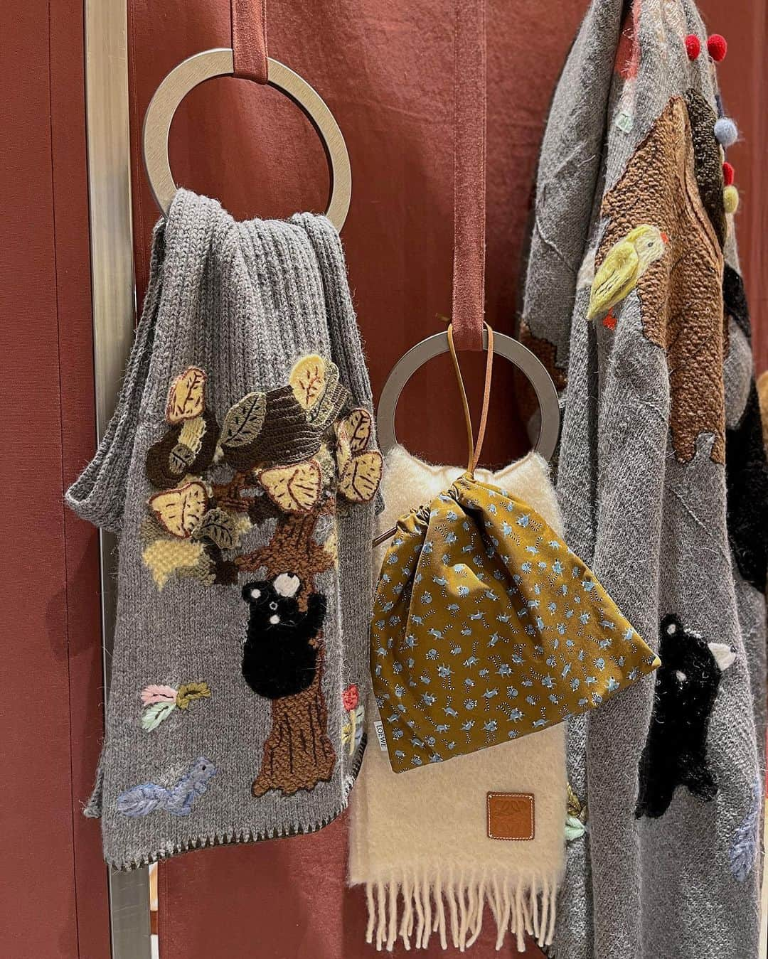 HANKYU.MODEさんのインスタグラム写真 - (HANKYU.MODEInstagram)「. LOEWE × SUNA FUJITA ポップアップ at 1F コトコトステージ11 until 11/28  1846年 スペインで誕生したブランド「ロエベ」と陶芸制作ユニット「スナ・フジタ」とのコラボレーションアイテムにフォーカスしたイベントを開催。 「ロエベ」のスペインの伝統とモダンをミックスしたアイテムに、「スナ・フジタ」の動物や自然の景色からインスピレーションを得て、想像や子供のころの思い出、息子や犬など日々暮らしの中から生まれたキャラクターや風景が緻密なタッチで描かれ登場。 クマを描いた、日本限定アイテムも。  詳しくはプロフィールURLをチェック！@hankyumode  #LOEWE #ロエベ #23AW #hankyumode #hankyumode23aw #hankyu #阪急百貨店 #阪急うめだ本店 #うめはん」11月22日 17時13分 - hankyumode