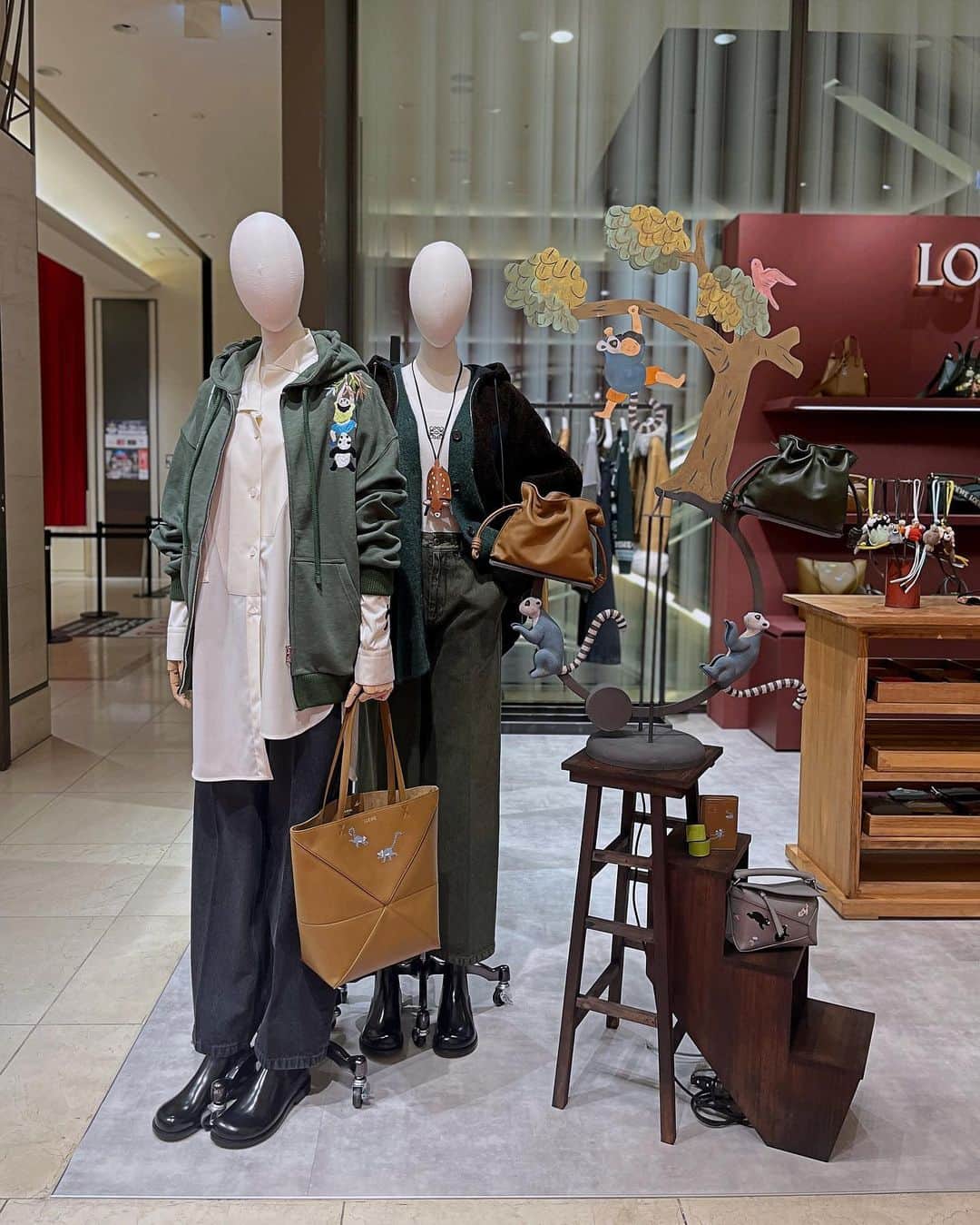 HANKYU.MODEさんのインスタグラム写真 - (HANKYU.MODEInstagram)「. LOEWE × SUNA FUJITA ポップアップ at 1F コトコトステージ11 until 11/28  1846年 スペインで誕生したブランド「ロエベ」と陶芸制作ユニット「スナ・フジタ」とのコラボレーションアイテムにフォーカスしたイベントを開催。 「ロエベ」のスペインの伝統とモダンをミックスしたアイテムに、「スナ・フジタ」の動物や自然の景色からインスピレーションを得て、想像や子供のころの思い出、息子や犬など日々暮らしの中から生まれたキャラクターや風景が緻密なタッチで描かれ登場。 クマを描いた、日本限定アイテムも。  詳しくはプロフィールURLをチェック！@hankyumode  #LOEWE #ロエベ #23AW #hankyumode #hankyumode23aw #hankyu #阪急百貨店 #阪急うめだ本店 #うめはん」11月22日 17時13分 - hankyumode