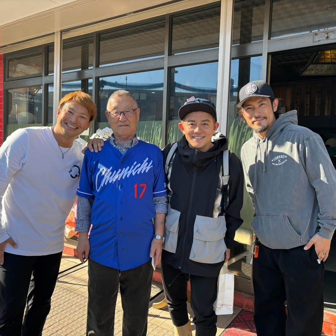 田島慎二さんのインスタグラム写真 - (田島慎二Instagram)「42年間本当にお疲れ様でした！ 本当にプロ一年目からお世話になりました。 どんな時でも竜に行ったら腹いっぱい！元気いっぱいになれた居心地最高の場所😭 最後の日に井戸田さんと一緒にたくさんのカメラに囲まれながらラーメン食べるとは🤣これもいい思い出になりました！！ 竜！最高でした！！ #らーめん専科竜  #井戸田潤  #祖父江大輔  #日本一のラーメン」11月22日 17時14分 - taji.12