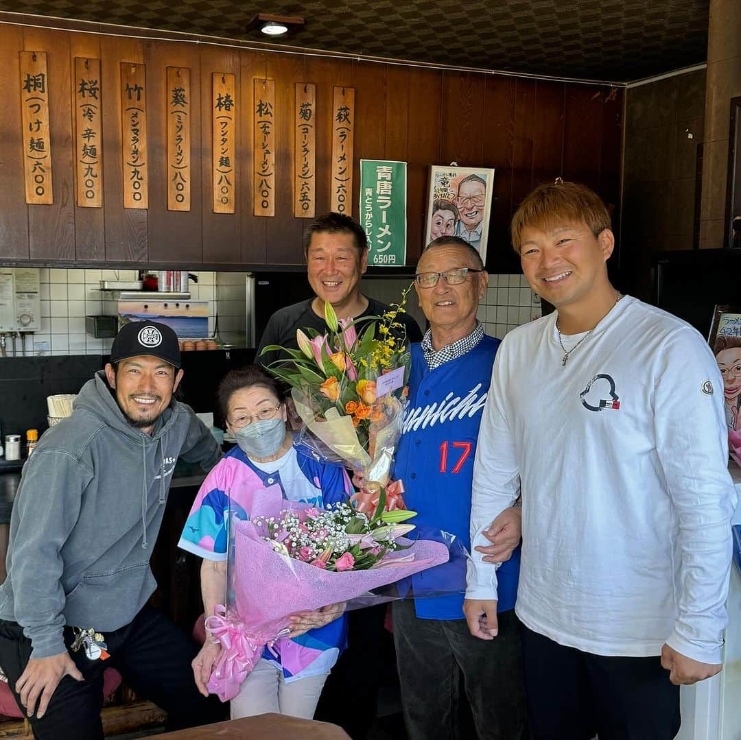 田島慎二のインスタグラム：「42年間本当にお疲れ様でした！ 本当にプロ一年目からお世話になりました。 どんな時でも竜に行ったら腹いっぱい！元気いっぱいになれた居心地最高の場所😭 最後の日に井戸田さんと一緒にたくさんのカメラに囲まれながらラーメン食べるとは🤣これもいい思い出になりました！！ 竜！最高でした！！ #らーめん専科竜  #井戸田潤  #祖父江大輔  #日本一のラーメン」