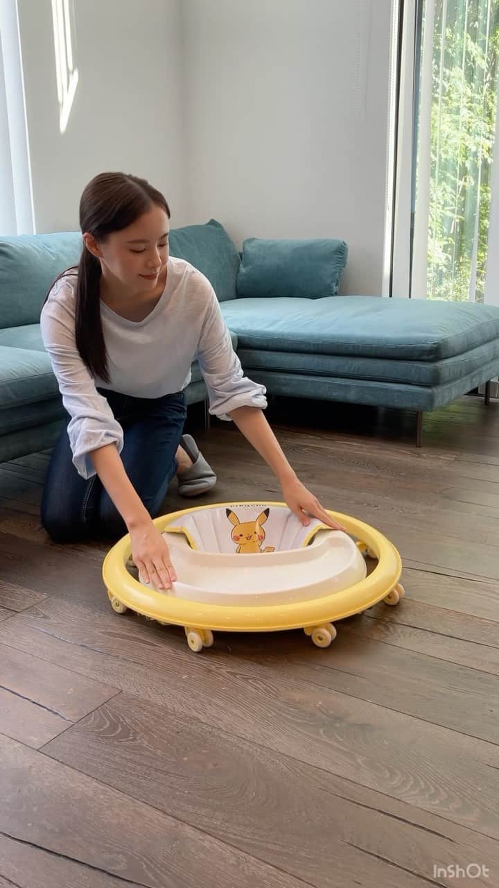KATOJI（カトージ）のインスタグラム：「. 折りたためて収納もコンパクト🙆‍♂️ ___________________________________ ◾️KATOJI ベビーウォーカー モンポケ ___________________________________  ピカチュウやイーブイのポケモンが 目を引く【ベビーウォーカー モンポケ】🌟  折りたためばコンパクトになり、 持ち運びや収納にも便利です◎  折りたたみ方法もとても簡単！ 脚フレームを握って内側に4箇所折りたたみ、 本体をたためば完成☘️  ぜひこの機会にチェックしてみてください◎」