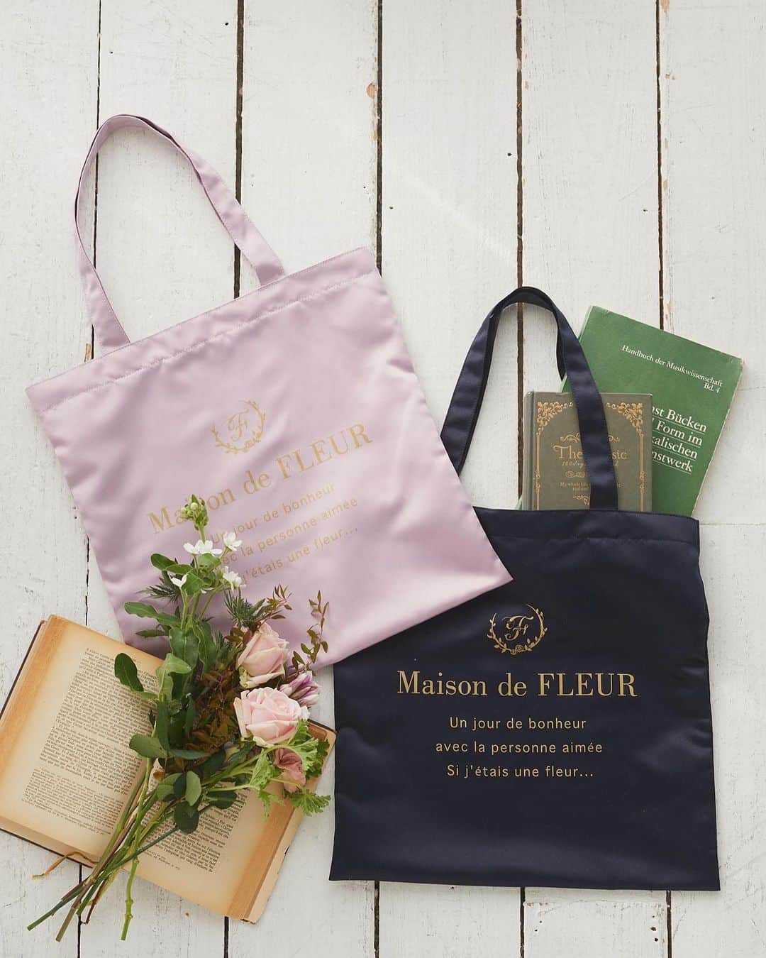 maisondefleur_pressのインスタグラム：「【Limited Shopping Bag】  明日11/23(thu)より Maison de FLEURの対象商品を 税込￥11,000以上お買い上げで 「限定ショッパー」に入れてお渡しいたします♪  カラーはラベンダー、ネイビーの2色から お好きなカラーをお選びいただけます。  お持ち帰り後は、デイリー使いの トートバッグとしてはもちろん エコバッグとしても活躍します✨  アウトレット店含む全国ショップにて 明日11/23(thu)より 公式通販ストライプクラブでは 本日11/22(wed)20:00より配布開始♪  限定ショッパーはなくなり次第終了のため お見逃しなく...！  --------------------------------- 【注意事項】 ※10eme anniversaireボックスは対象外です。 ※数量限定のためなくなり次第終了です。 ※限定ショッパーのお取り置きは不可。 ※他店舗へのお取り寄せは不可。 ※各種割引後の金額が税込￥11,000以上の場合にお渡しです。 . . #maisondefleur #メゾンドフルール #ノベルティ #ノベルティフェア #トート #トートバッグ #エコバッグ #限定ショッパー #ショッパー #限定 #limited #数量限定 #novelty」