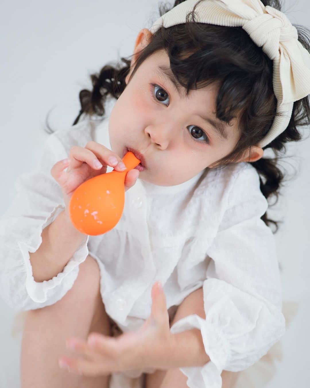 藤本奈月のインスタグラム：「photo by @photostudio_ivy  次女の緋月さん。3姉妹の中で一番キャラが強い3歳児。 でも一番空気を読むところもある。姉貴が怒られてたら、おどけてみたり 空気を変えようとする所もある。 月乃よりもヤンチャ属性な緋月が思春期になった頃、母ヒトリで耐えられるのだろうか。w 我の強さは一丁前！マイルールも一丁前！ 彼氏、大変だろうな。wwww」