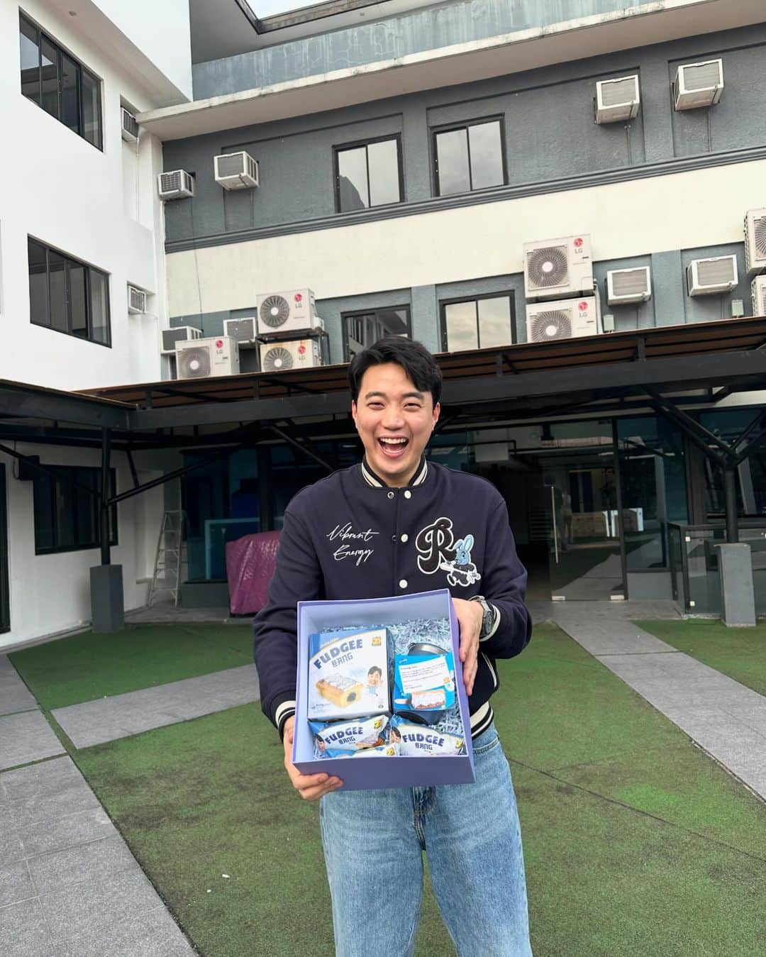 Ryan Bangさんのインスタグラム写真 - (Ryan BangInstagram)「FUDGEE BANG! Blueberry Yogurt 🫐  Now available at Supermarkets nationwide 🫶  #fudgeebang #퍼지방 #필리핀」11月22日 17時18分 - ryanbang