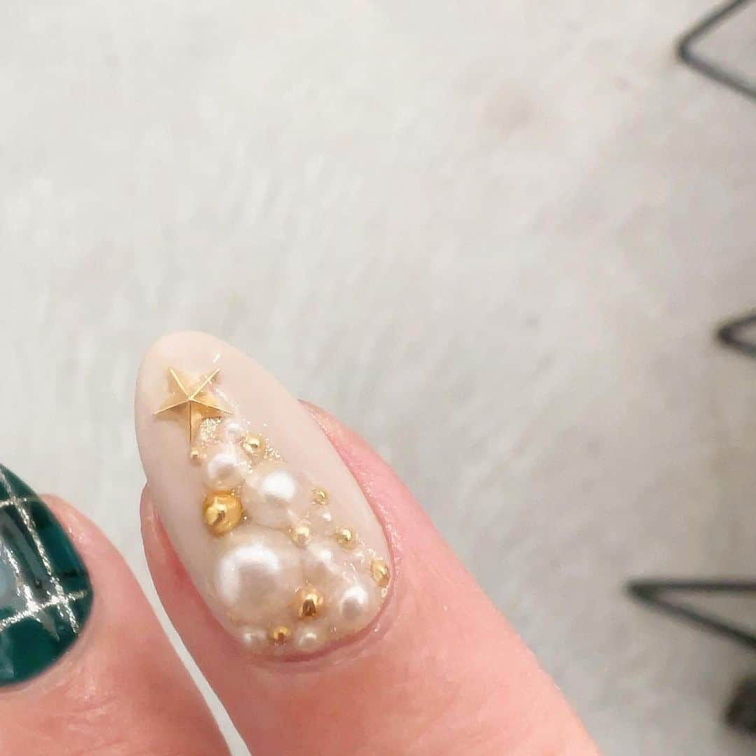 浅野千絵さんのインスタグラム写真 - (浅野千絵Instagram)「@nailmallow さんで ネイル整えてもらう♡  赤にしようと思っていったけど 緑。  The季節感なネイルは あまりやらないワタクシですが  クリスマスツリー🎄が 可愛かったのでやってもらう  次に行くときは もう年の瀬で はやっ！一年！！！  って気持ちになりました  チェックも ツリーも可愛くてお気に入り♡  いつもありがとうございます！！  #ネイル #クリスマスネイル #いつもありがとうございます」11月22日 17時18分 - asanochie