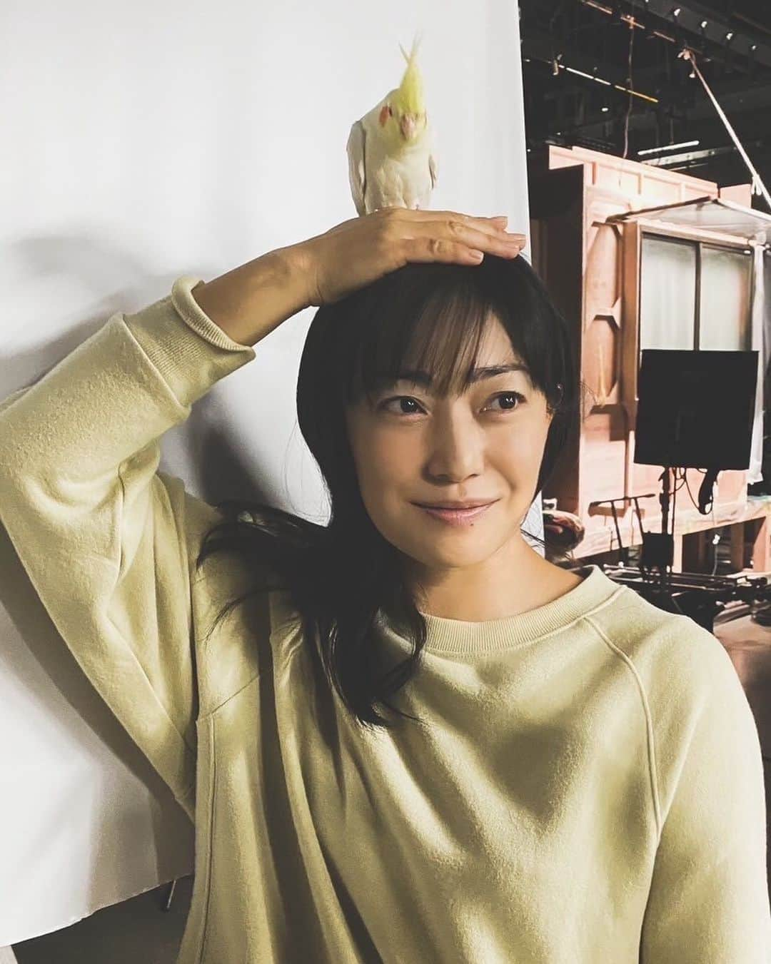 ゆりあ先生の赤い糸さんのインスタグラム写真 - (ゆりあ先生の赤い糸Instagram)「⁡ ／ #ゆりあ先生の赤い糸  🧵第６話 明日よる９時🧵 ＼ ⁡ 【ゆりあ先生＆セバスチャン】 ⁡ ゆりあさんのあたまの上に ちょこんっ🦜❤️ ⁡ 可愛すぎるツーショット📸 ⁡ 明日はてんこ盛りな第６話❗️ セバ様にもご注目あれ！ ⁡ ⁡ 【５話 見逃し配信中👇】 https://tver.jp/episodes/ep19qn4hyn ⁡ #菅野美穂 #鈴鹿央士 #木戸大聖 #松岡茉優 #田中哲司 #三田佳子 ⁡ 🎵主題歌 #矢井田瞳「#アイノロイ」」11月22日 17時21分 - yuriasensei_tvasahi