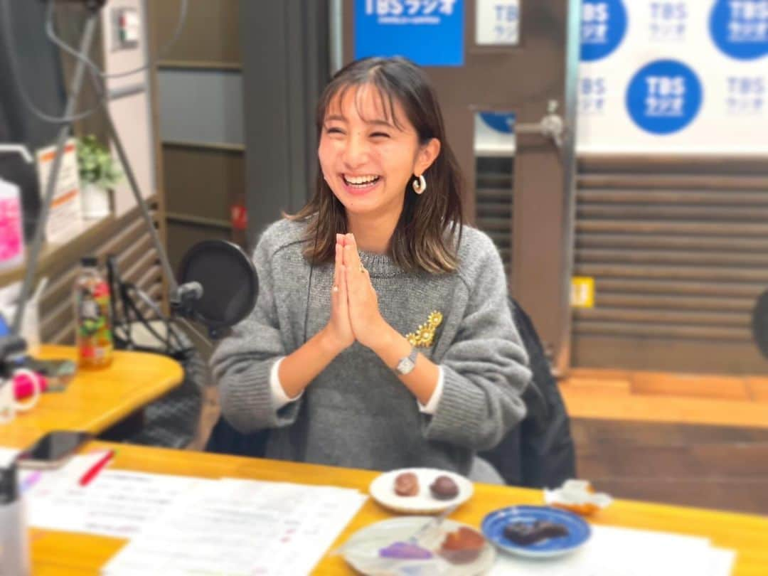 近藤夏子さんのインスタグラム写真 - (近藤夏子Instagram)「.   TBSラジオ「ジェーンスー生活は踊る」放送中の写真✨ 　 ぱくぱく、もぐもぐたくさん食べて、たくさんお話しする 3時間の生放送😙 　 この日は美味しいスイーツをご紹介頂きにこにこ両手を合わせ有り難く頂戴しているところです🙏🏻💗 　 　 リスナーさんが温かく スタッフの皆さんももちろん温かく ここに行くと幸せな気持ちに包まれる場所です。  私は木曜パートナーをつとめさせてもらっています！ 11:00〜14:00ぜひ聴いてください！ そしてメールも送ってもらえたら嬉しいです🤍 　 #かこにゃん という呼び名が広まって来てとても嬉しい今日この頃。 　 　 あした！聞いてください🤍 　 　 . #ラジオ #生放送中 #生活は踊る」11月22日 17時21分 - kondokako0804