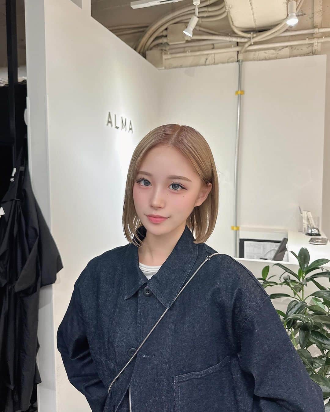 erinaのインスタグラム：「髪の毛休めるためにボブに… やっぱえりなはボブ？👩🏼💛💛  いつもありがとうございます @alma_rosa_renta」