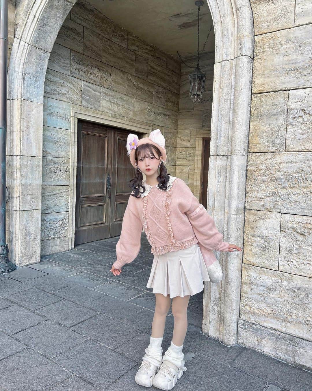 りこたにえんのインスタグラム：「リーナベルコーデ♡🔔 定期的にリーナベルちゃんしてる気がする…♡  香港のリーナベルちゃんベレー帽と、しっぽをファンの子からプレゼントしていただいたの🥹  およふくタグつけしてます♡🎀  #tds #tokyodisneysea #東京ディズニーシー　#linabell #リーナベル　#PR」