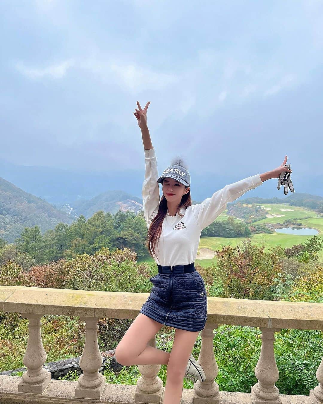 Son Ju Heeさんのインスタグラム写真 - (Son Ju HeeInstagram)「- 파리게이츠 풀착장으로🐰💕  작년엔 아무것도 모르고 치다가 된통 당하고 올해는 패딩치마 패딩조끼 단단히 챙겨입고 나갔더니 이건 뭐 너무 가볍고 너무 편하고 너무 따뜻해서 12월까진 거뜬히 칠 수 있을꺼같아용 :)  이와중에 방울모자 뒤에 뽀글이 리본 디테일 킬포🤭  #파리게이츠  #파리게이츠골프웨어  #크리스몰」11月22日 17時23分 - juhee__ss
