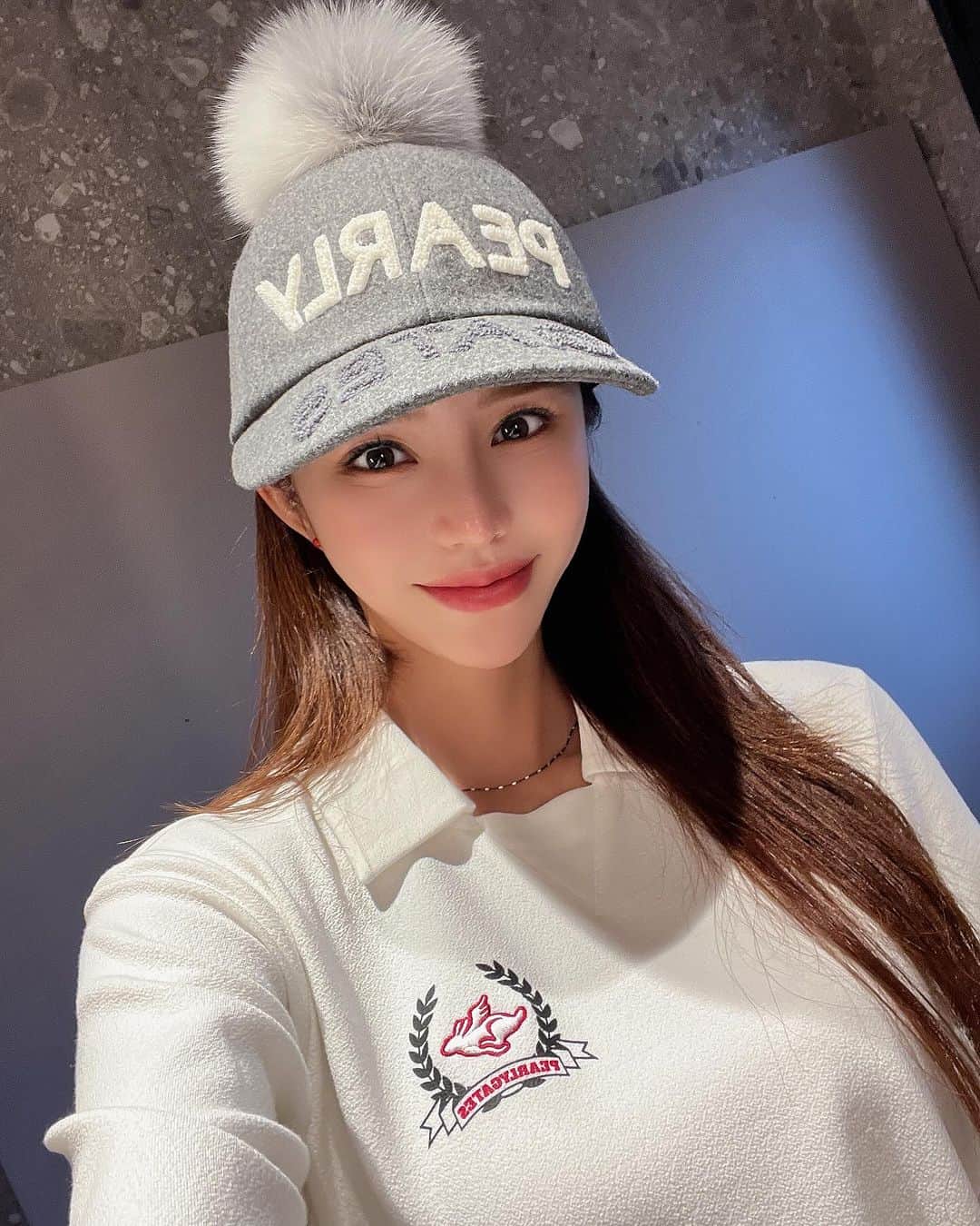 Son Ju Heeさんのインスタグラム写真 - (Son Ju HeeInstagram)「- 파리게이츠 풀착장으로🐰💕  작년엔 아무것도 모르고 치다가 된통 당하고 올해는 패딩치마 패딩조끼 단단히 챙겨입고 나갔더니 이건 뭐 너무 가볍고 너무 편하고 너무 따뜻해서 12월까진 거뜬히 칠 수 있을꺼같아용 :)  이와중에 방울모자 뒤에 뽀글이 리본 디테일 킬포🤭  #파리게이츠  #파리게이츠골프웨어  #크리스몰」11月22日 17時23分 - juhee__ss