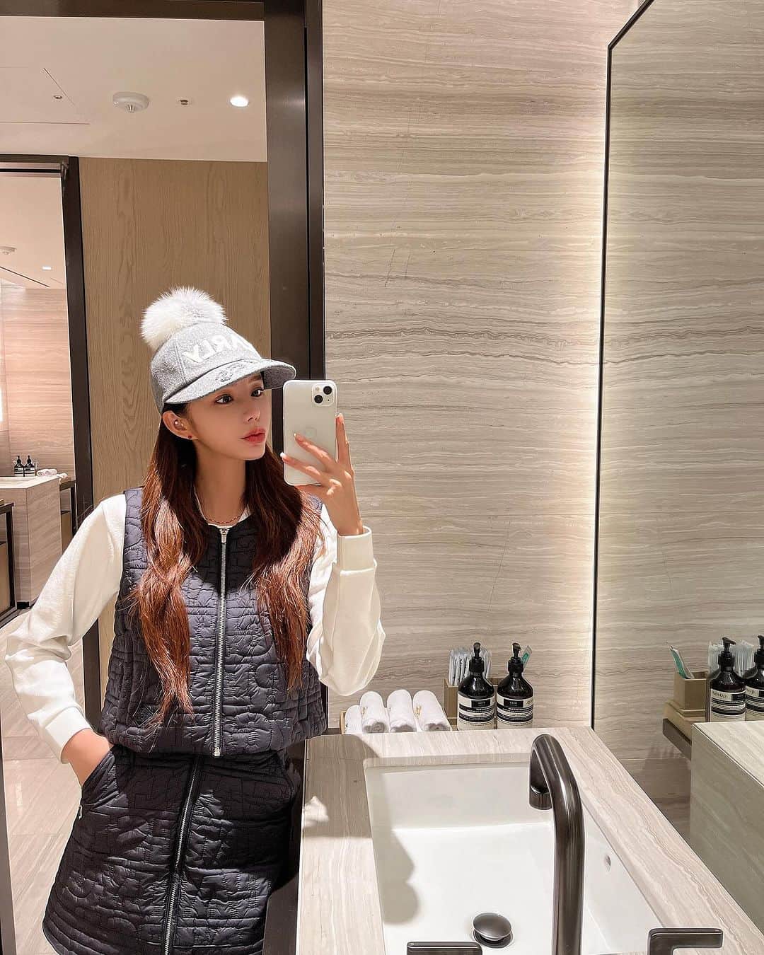 Son Ju Heeさんのインスタグラム写真 - (Son Ju HeeInstagram)「- 파리게이츠 풀착장으로🐰💕  작년엔 아무것도 모르고 치다가 된통 당하고 올해는 패딩치마 패딩조끼 단단히 챙겨입고 나갔더니 이건 뭐 너무 가볍고 너무 편하고 너무 따뜻해서 12월까진 거뜬히 칠 수 있을꺼같아용 :)  이와중에 방울모자 뒤에 뽀글이 리본 디테일 킬포🤭  #파리게이츠  #파리게이츠골프웨어  #크리스몰」11月22日 17時23分 - juhee__ss