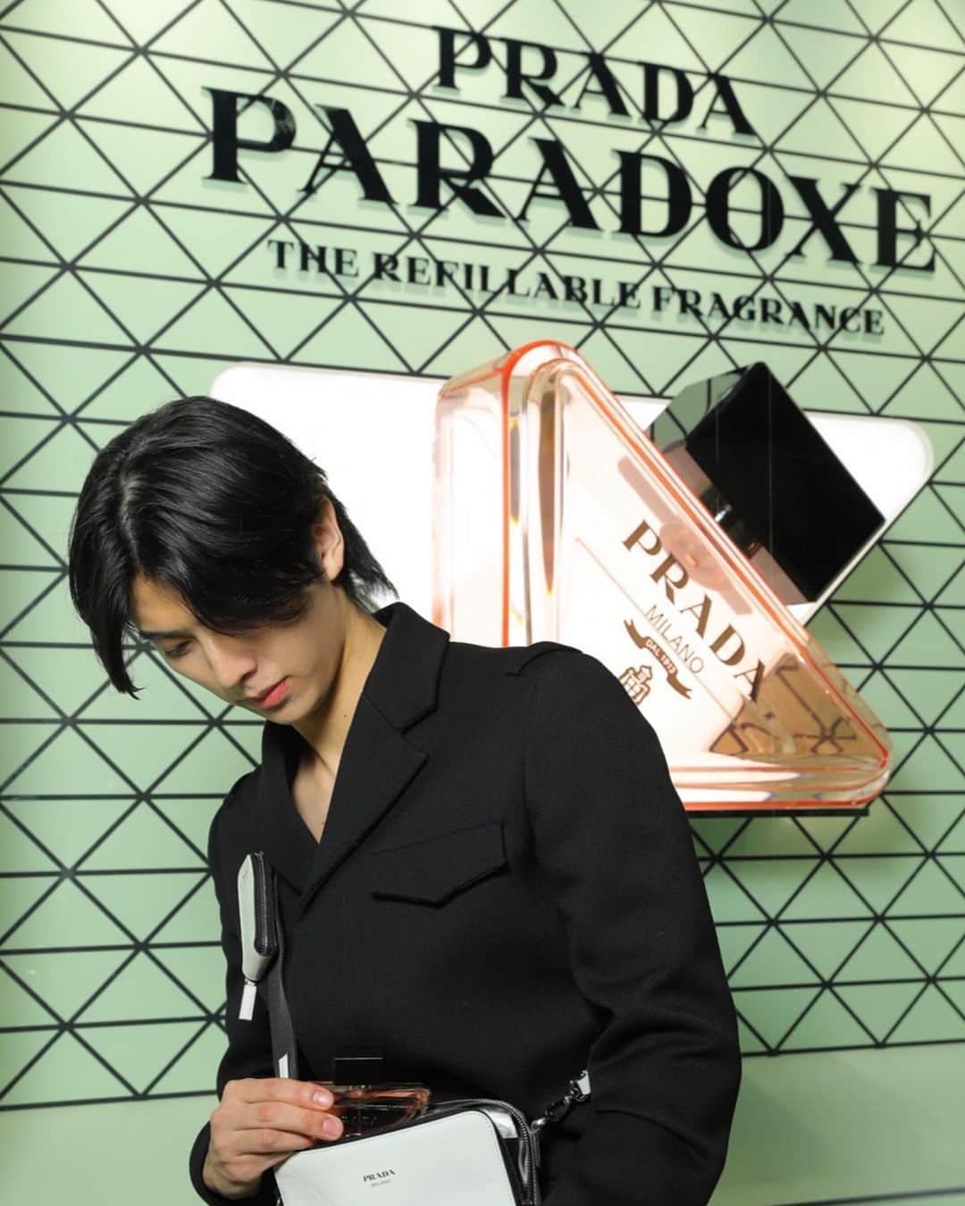 ふかわ。さんのインスタグラム写真 - (ふかわ。Instagram)「PRADA BEAUTY TOKYOが11/22から表参道にオープン✨ 新アイコンフレグランスも香りもデザインも魅力的でした(^^)  ところで長めの髪どうですか？？  #PR #prada #PradaParadoxe #PradaBeauty #プラダパラドックス」11月22日 17時29分 - __fukawa