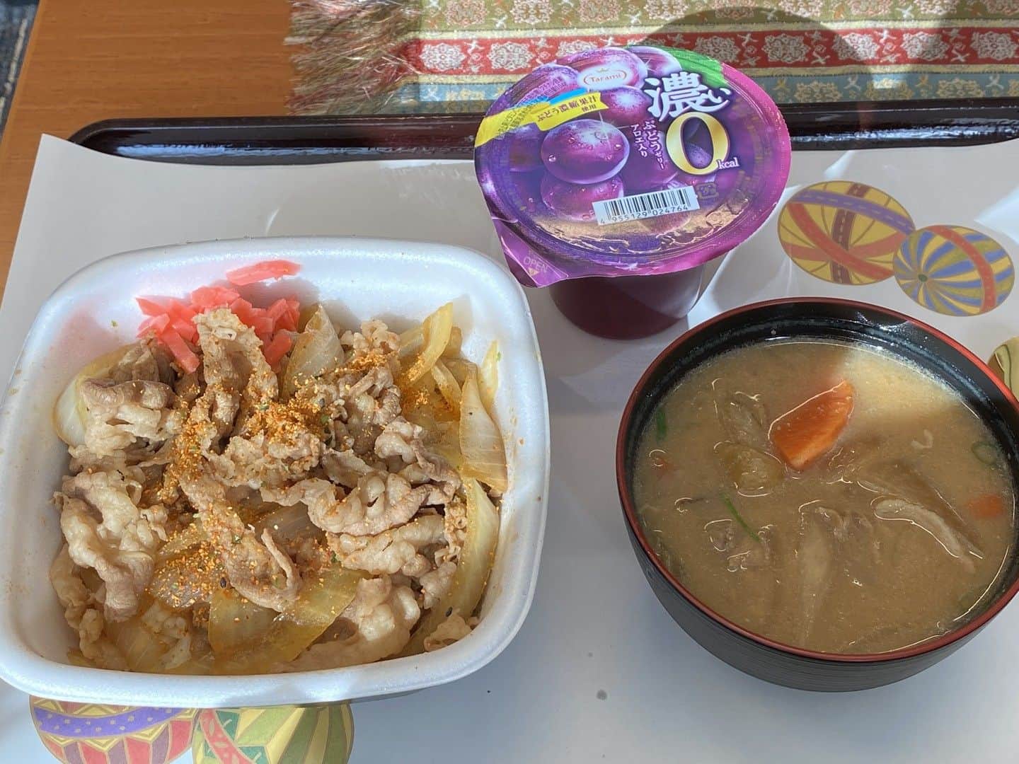 前原誠司さんのインスタグラム写真 - (前原誠司Instagram)「昨日のお昼は、院内の「吉野家」からテイクアウトしてもらった「頭の大盛」と「豚汁」をいただきました。ご馳走様でした。（誠）#まえはランチ」11月22日 17時25分 - seiji_maehara.official