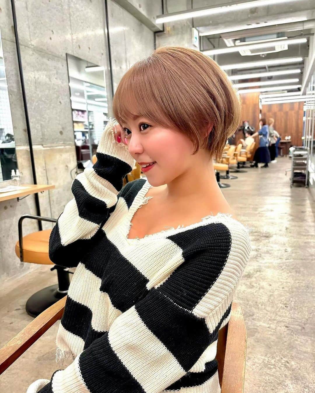 亜矢みつき（神谷充希）のインスタグラム：「💇‍♀️ @masaki.k_   ﾁｮｺ色🤎🍫 おいしそう〜💩  いつも楽しい空間、ステキな髪型ありがとございます🎅ﾜﾁｬ  #ショートヘア  #ショートカット #ブリーチカラー  #ブリーチ #ショート」