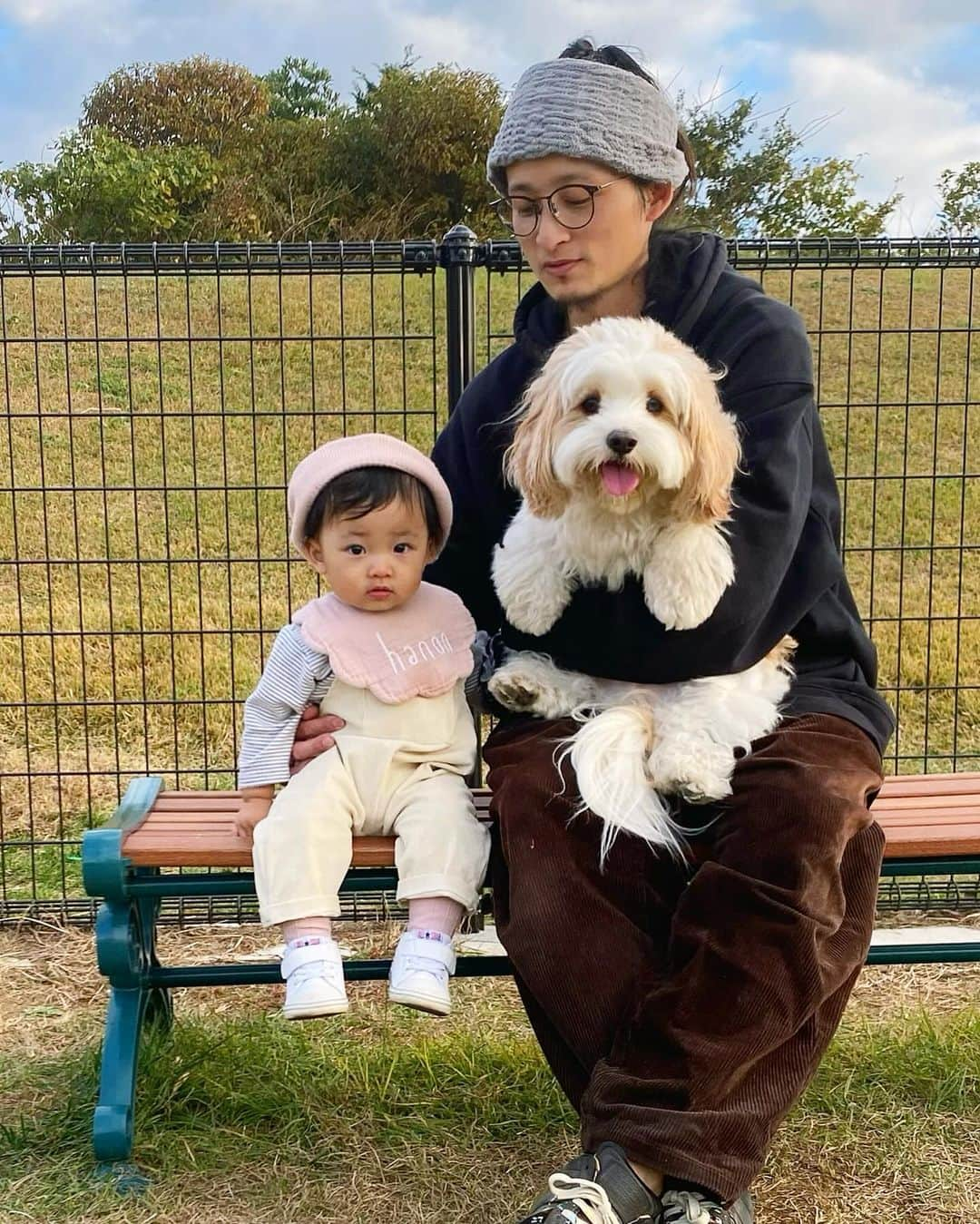 あんちゃんのインスタグラム：「マザー牧場🐑🐄🦙  昨日のお休みは 家族みんなで千葉にある マザー牧場に行ってきたよ🤎  天気も良くて 広々とした草原が とっても気持ちよかった☺️  はじめましてのひつじさんに ビビりながらも ご挨拶してたあんちゃん😂🐏  モチモチの方が積極的でした👶🏻笑  すごい広いドッグランもあって あんちゃん大喜び！！！  端から端まで 全力猛ダッシュしてて めちゃくちゃ可愛かった💨  すごい楽しそうに喜んでくれてて パパもママもその姿を見れて大満足😤🩷  ワンちゃんも赤ちゃんも ウェルカム感溢れる施設で 犬連れ子連れには最高でした！！  ありがたや！！！  ちなみにモチモチは 施設内にあったひつじの銅像？を指さして 「あちゃん！あちゃん！」と言ってました🤣  フォルムがね。 あんちゃんに似てるよね。笑  ｱﾁｬﾝ‼︎‼︎👶🏻👉🐑  帰りの車で 「年パス買う？」って話てたくらいは お気に入りの場所になりました🤣🤣  近くにグランピング施設があって ワンちゃんも泊まれるから 今度行ってみようかな✨  また休みの日に みんなで行こうねーっ🥰  #キャバションあんちゃん #モフモフとモチモチ   #マザー牧場 #あんちゃん　#ぬいぐるみ犬 #スヌーピー  #スヌーピー犬 #キャバション　#キャバビション　 #キャバリア #キャバリアキングチャールズスパニエル #ビションフリーゼ　 #犬 #犬のいる暮らし  #いぬのきもち  #短足部　#比熊犬 #doglove #cavachon #inustagram #puppy  #snoopy #andy #Cavalier #CavalierKingCharlesSpaniel  #BichonFrize #Bichon #멍스타그램 #개스타그램　#댕스마스」