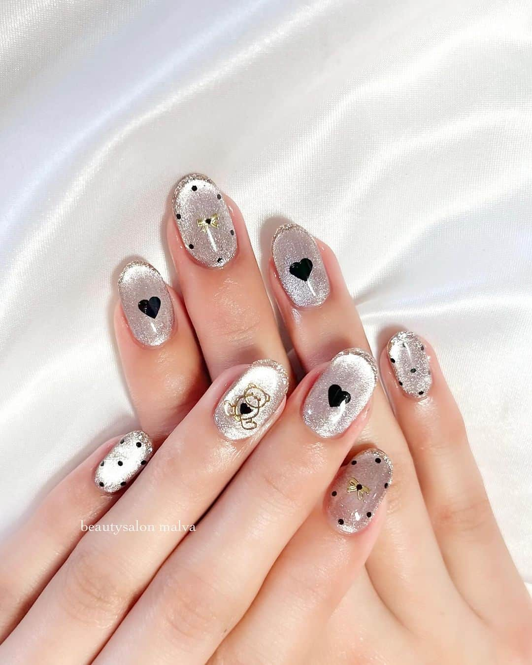 nailsalon malva（ネイルサロンマルヴァ）さんのインスタグラム写真 - (nailsalon malva（ネイルサロンマルヴァ）Instagram)「【ベーシックプラス155】でご予約可能🐻 クリスマスシーズンにもぴったりなネイル🧸 ⁡ シルバーに見えたりくすみピンクに見えたり、 角度でいろんな色になるのでずーっと見てられます😂 ⁡ フラットな仕上がりなので生活もしやすいです✨ 短い爪の方でも長い爪の方でも似合うデザインです◎ ⁡ ⁡ ↪︎ ネイルのケアと保証期間 ⁡ malvaのネイルはドライケア、カットスタイルも込みです。 保証期間は約4週間となります（※ご新規様は3週間となります）。 ⁡ ＿＿＿＿＿＿＿＿＿＿＿＿＿ ⁡ ⁡ 𝐛𝐞𝐚𝐮𝐭𝐲𝐬𝐚𝐥𝐨𝐧 𝐦𝐚𝐥𝐯𝐚⠀ 📍明治神宮前駅｜原宿駅　徒歩𝟑分 ⠀ 💬ご予約やお問い合わせ 𝐋𝐈𝐍𝐄から承っております @ 𝐦𝐚𝐥𝐯𝐚 ⁡ お気軽にご連絡ください♡ ⁡ ⁡ ＿＿＿＿＿＿＿＿＿＿＿＿＿＿ ⁡ ▸ジェルネイル｜スカルプ｜ネイルケア ▸まつげカール｜まつげエクステ｜ワンホンエクステ ▸ハーブよもぎ蒸し ▸ワックス脱毛 ⁡ \ アシスタント募集中💁‍♀️ / ⁡ ▸リモート可オンラインの画像動画制作アシスタント ▸サロンワーク全般アシスタント ⁡ ⁡ #冬ネイル2023 #マグネットネイル #くまネイル　#フラットネイル #malva #malvaネイル  #ガーリーネイル  #原宿ネイル #ドット柄ネイル  #表参道ネイル #東京ネイルサロン　#明治神宮前ネイル #新宿ネイル #千駄ヶ谷ネイル  #harajukunails #tokyonails #tokyonailsalon ⁡」11月22日 17時27分 - malva_nail