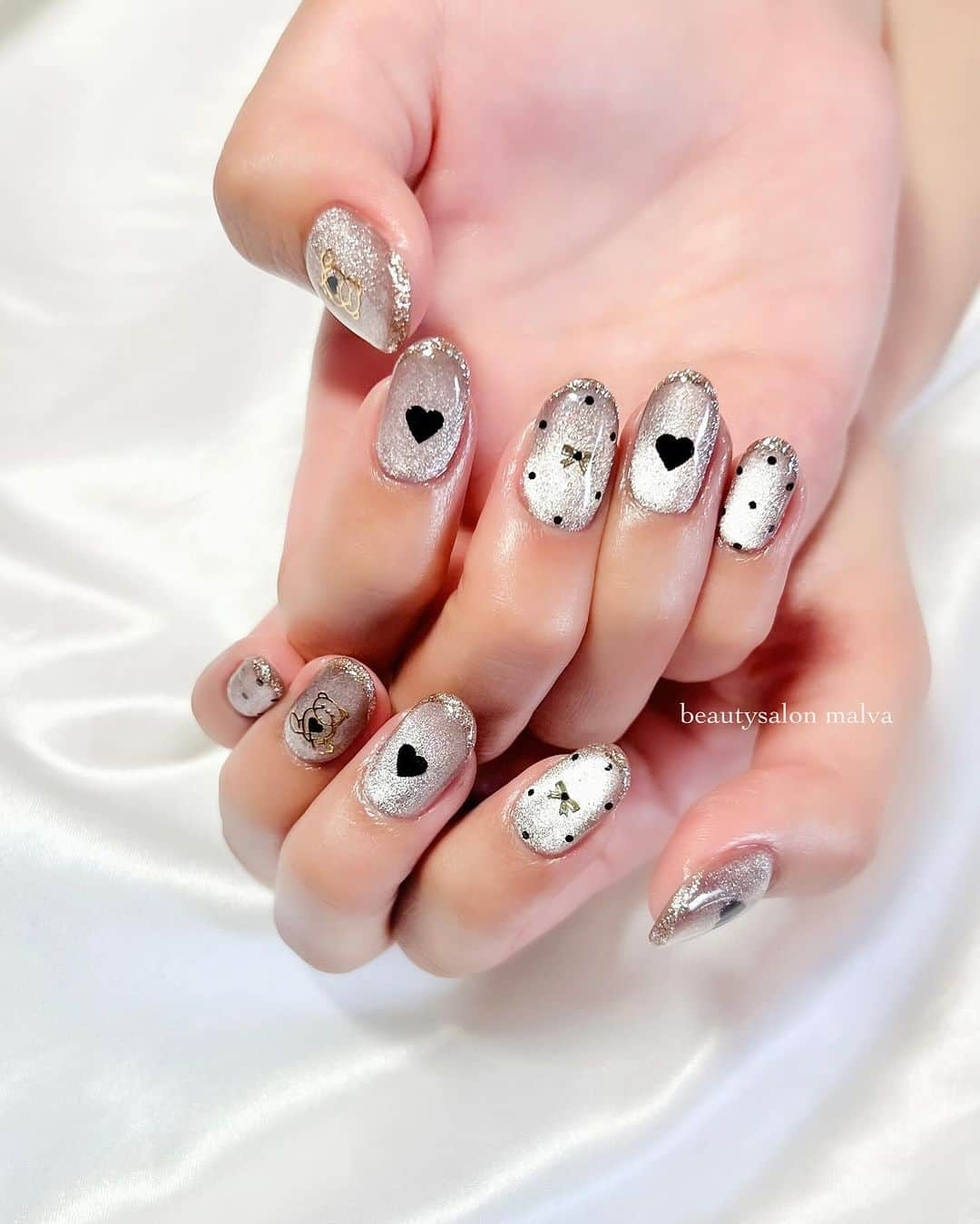 nailsalon malva（ネイルサロンマルヴァ）さんのインスタグラム写真 - (nailsalon malva（ネイルサロンマルヴァ）Instagram)「【ベーシックプラス155】でご予約可能🐻 クリスマスシーズンにもぴったりなネイル🧸 ⁡ シルバーに見えたりくすみピンクに見えたり、 角度でいろんな色になるのでずーっと見てられます😂 ⁡ フラットな仕上がりなので生活もしやすいです✨ 短い爪の方でも長い爪の方でも似合うデザインです◎ ⁡ ⁡ ↪︎ ネイルのケアと保証期間 ⁡ malvaのネイルはドライケア、カットスタイルも込みです。 保証期間は約4週間となります（※ご新規様は3週間となります）。 ⁡ ＿＿＿＿＿＿＿＿＿＿＿＿＿ ⁡ ⁡ 𝐛𝐞𝐚𝐮𝐭𝐲𝐬𝐚𝐥𝐨𝐧 𝐦𝐚𝐥𝐯𝐚⠀ 📍明治神宮前駅｜原宿駅　徒歩𝟑分 ⠀ 💬ご予約やお問い合わせ 𝐋𝐈𝐍𝐄から承っております @ 𝐦𝐚𝐥𝐯𝐚 ⁡ お気軽にご連絡ください♡ ⁡ ⁡ ＿＿＿＿＿＿＿＿＿＿＿＿＿＿ ⁡ ▸ジェルネイル｜スカルプ｜ネイルケア ▸まつげカール｜まつげエクステ｜ワンホンエクステ ▸ハーブよもぎ蒸し ▸ワックス脱毛 ⁡ \ アシスタント募集中💁‍♀️ / ⁡ ▸リモート可オンラインの画像動画制作アシスタント ▸サロンワーク全般アシスタント ⁡ ⁡ #冬ネイル2023 #マグネットネイル #くまネイル　#フラットネイル #malva #malvaネイル  #ガーリーネイル  #原宿ネイル #ドット柄ネイル  #表参道ネイル #東京ネイルサロン　#明治神宮前ネイル #新宿ネイル #千駄ヶ谷ネイル  #harajukunails #tokyonails #tokyonailsalon ⁡」11月22日 17時27分 - malva_nail