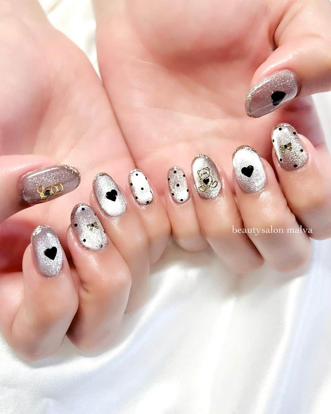 nailsalon malva（ネイルサロンマルヴァ）のインスタグラム：「【ベーシックプラス155】でご予約可能🐻 クリスマスシーズンにもぴったりなネイル🧸 ⁡ シルバーに見えたりくすみピンクに見えたり、 角度でいろんな色になるのでずーっと見てられます😂 ⁡ フラットな仕上がりなので生活もしやすいです✨ 短い爪の方でも長い爪の方でも似合うデザインです◎ ⁡ ⁡ ↪︎ ネイルのケアと保証期間 ⁡ malvaのネイルはドライケア、カットスタイルも込みです。 保証期間は約4週間となります（※ご新規様は3週間となります）。 ⁡ ＿＿＿＿＿＿＿＿＿＿＿＿＿ ⁡ ⁡ 𝐛𝐞𝐚𝐮𝐭𝐲𝐬𝐚𝐥𝐨𝐧 𝐦𝐚𝐥𝐯𝐚⠀ 📍明治神宮前駅｜原宿駅　徒歩𝟑分 ⠀ 💬ご予約やお問い合わせ 𝐋𝐈𝐍𝐄から承っております @ 𝐦𝐚𝐥𝐯𝐚 ⁡ お気軽にご連絡ください♡ ⁡ ⁡ ＿＿＿＿＿＿＿＿＿＿＿＿＿＿ ⁡ ▸ジェルネイル｜スカルプ｜ネイルケア ▸まつげカール｜まつげエクステ｜ワンホンエクステ ▸ハーブよもぎ蒸し ▸ワックス脱毛 ⁡ \ アシスタント募集中💁‍♀️ / ⁡ ▸リモート可オンラインの画像動画制作アシスタント ▸サロンワーク全般アシスタント ⁡ ⁡ #冬ネイル2023 #マグネットネイル #くまネイル　#フラットネイル #malva #malvaネイル  #ガーリーネイル  #原宿ネイル #ドット柄ネイル  #表参道ネイル #東京ネイルサロン　#明治神宮前ネイル #新宿ネイル #千駄ヶ谷ネイル  #harajukunails #tokyonails #tokyonailsalon ⁡」