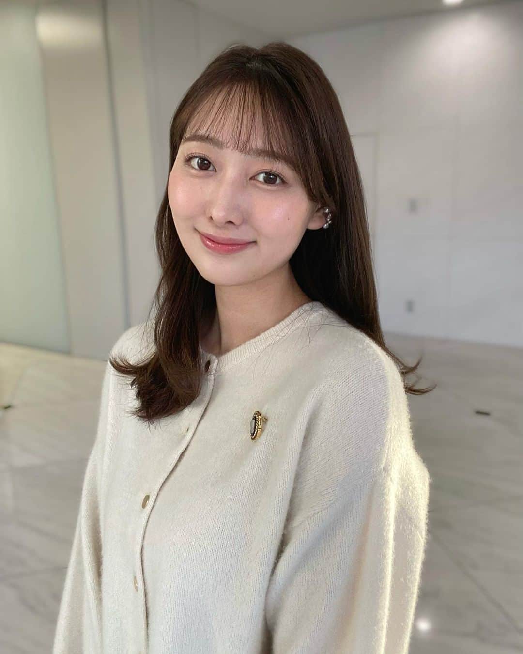 森山みなみのインスタグラム：「.  今朝も羽鳥慎一モーニングショーをご覧いただき、ありがとうございました☀️  ふわふわの白ニットはあたたかくて着心地も最高…🐇 キャメルのスカートも秋らしい🍂  明日もよろしくお願いいたします。   #テレビ朝日 #羽鳥慎一モーニングショー #モーニングショー #アナウンサー  #森山みなみ  #衣装」