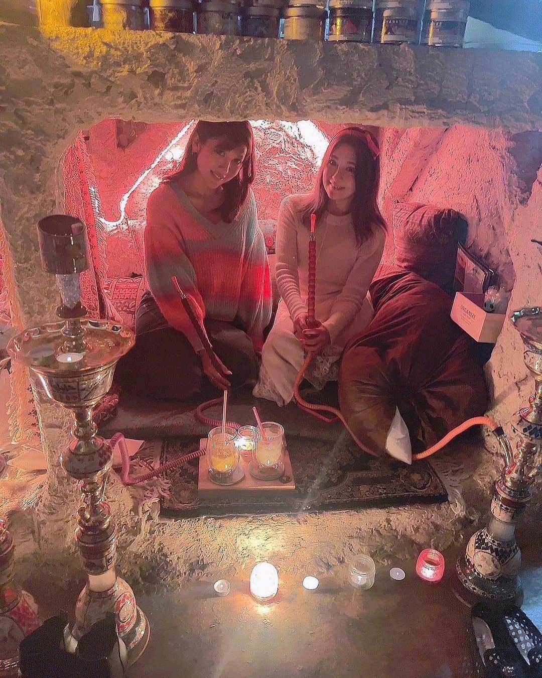 神谷麻美さんのインスタグラム写真 - (神谷麻美Instagram)「#洞窟シーシャ 素敵すぎ〜💖🕯✨️  店内入ったら、#洞窟 の中いるみたいだし、シーシャの良い香りして、とてもRelax出来たよ🥰🥰🕯💖✨️  しかも、 #シーシャ ココナッツ系で甘いのってオーダーしたら、いろいろMIXしてくれて、 とても美味しいシーシャだったよぉ💖🥰🥥🌴✨️  マンゴースムージーもすごく美味しかったし、とても落ち着けた☺️❤️✨️  12月23.24.25日も キャンドルイベント あるよ🕯❤️✨️ 💖✨️  #Chill 最高〜🥰💖✨️  #PR @holoholojinbocho  #holoholojinbocho #holoho」11月22日 17時37分 - asamice428