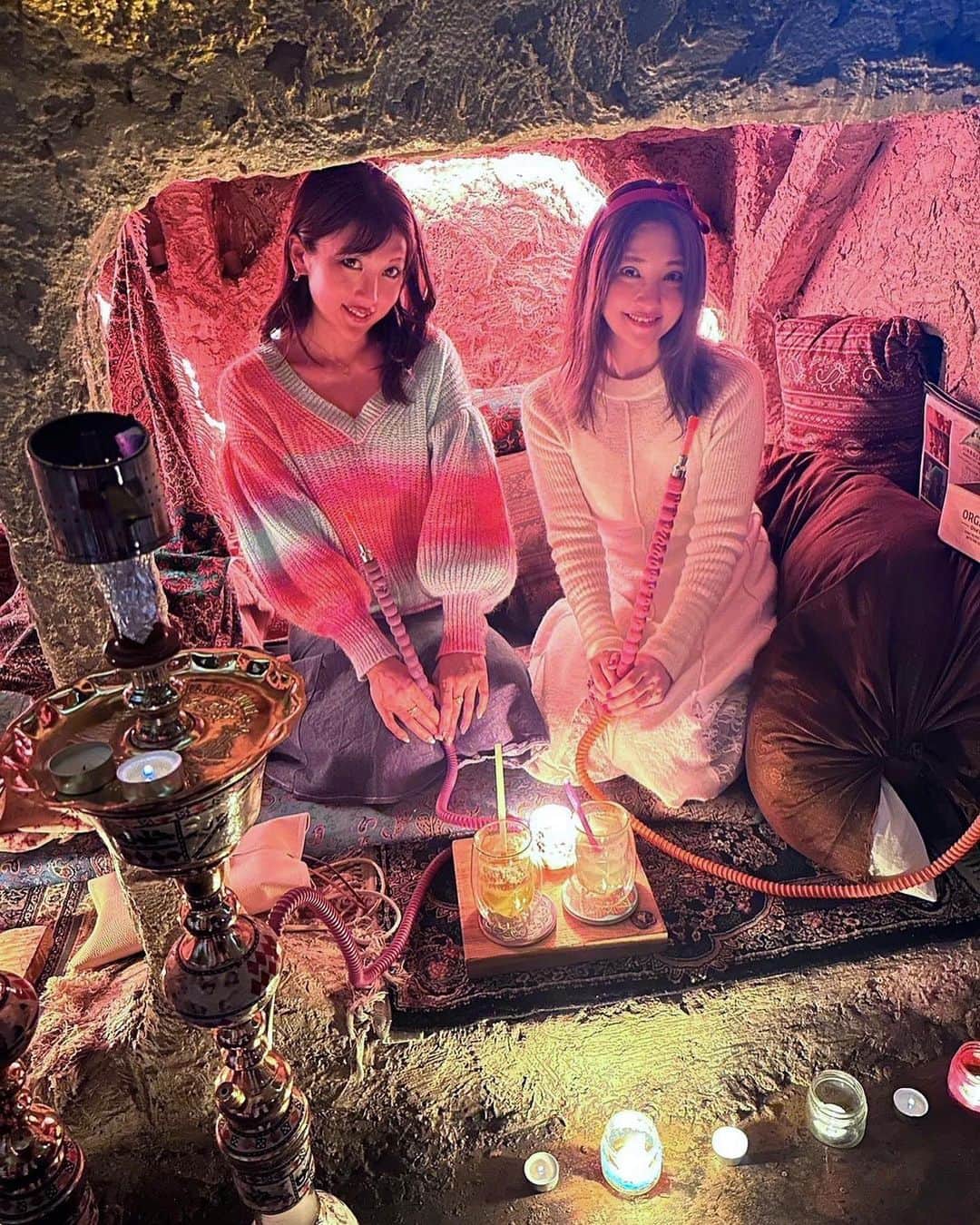 のインスタグラム：「#洞窟シーシャ 素敵すぎ〜💖🕯✨️  店内入ったら、#洞窟 の中いるみたいだし、シーシャの良い香りして、とてもRelax出来たよ🥰🥰🕯💖✨️  しかも、 #シーシャ ココナッツ系で甘いのってオーダーしたら、いろいろMIXしてくれて、 とても美味しいシーシャだったよぉ💖🥰🥥🌴✨️  マンゴースムージーもすごく美味しかったし、とても落ち着けた☺️❤️✨️  12月23.24.25日も キャンドルイベント あるよ🕯❤️✨️ 💖✨️  #Chill 最高〜🥰💖✨️  #PR @holoholojinbocho  #holoholojinbocho #holoho」