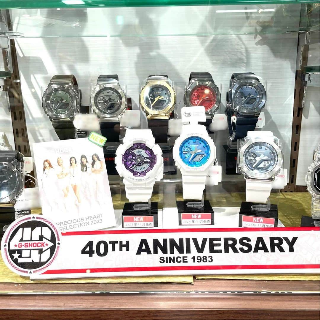 ファンビ寺内 (fanbi) さんのインスタグラム写真 - (ファンビ寺内 (fanbi) Instagram)「. G-SHOCK＆BABY-Gフェア開催中🥳⌚️  11月発売の新製品も入荷しております✨ ギフトにもおすすめ🎁  《G-SHOCK》2枚目前列 左：GA-110WS-7AJF 中央：GA-2100WS-7AJF 右：GM-2100WS-7AJF  冬限定の「プレシャスハートセレクション」より、「冬の煌めき」をカラーテーマにしたモデル。それぞれの文字板には異なるカラー蒸着を施し、ホリデーシーズンのオーナメントやイルミネーションを表現。文字裏蓋には「絆」を意味する縄をモチーフにした専用のスペシャル刻印を採用。大切な人に贈るホリデーシーズンのギフトに最適です❄️  ▾会員価格は売場へお問い合わせください✨  #fanbiTown1-3階　宝飾売場  品切れの際はご容赦ください🙇🏻‍♀️ ＿＿＿＿＿＿＿＿＿＿＿＿＿＿＿＿  DM、コメントでの在庫確認や その他お問い合わせはご遠慮ください。 プロフィール（@fanbi_official）の ハイライト「お問い合わせ」か、 TEL:06-6262-2161(代表)よりお願いします。  #ファンビ寺内 は、会員制の #卸問屋 です。 店舗へのアクセス、ご利用方法はプロフィール （@fanbi_official）のリンクからご確認ください☺️  ＿＿＿＿＿＿＿＿＿＿＿＿＿＿＿＿  #ファンビ #fanbi寺内 #fanbi #寺内 #大阪 #osaka #本町 #honmachi #堺筋本町 #問屋 #g_shock #baby_g #watch #casio #カシオ #腕時計 #ギフト #クリスマスプレゼント」11月22日 17時30分 - fanbi_official