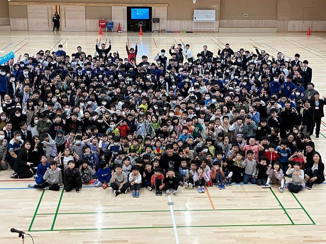 野村佑希さんのインスタグラム写真 - (野村佑希Instagram)「札幌真駒内桜山小学校と当別学園の方に遊びに行ってきました！  生徒のみんなでキツネダンスを踊ってくれたり歌を歌ってくれたりととても元気とパワーをもらえました！💪  教室に遊びに行ったり校内放送をやったり小学生の頃を思い出して懐かったです😊  #応援大使 #ハッピース」11月22日 17時31分 - nomura_james_yuki