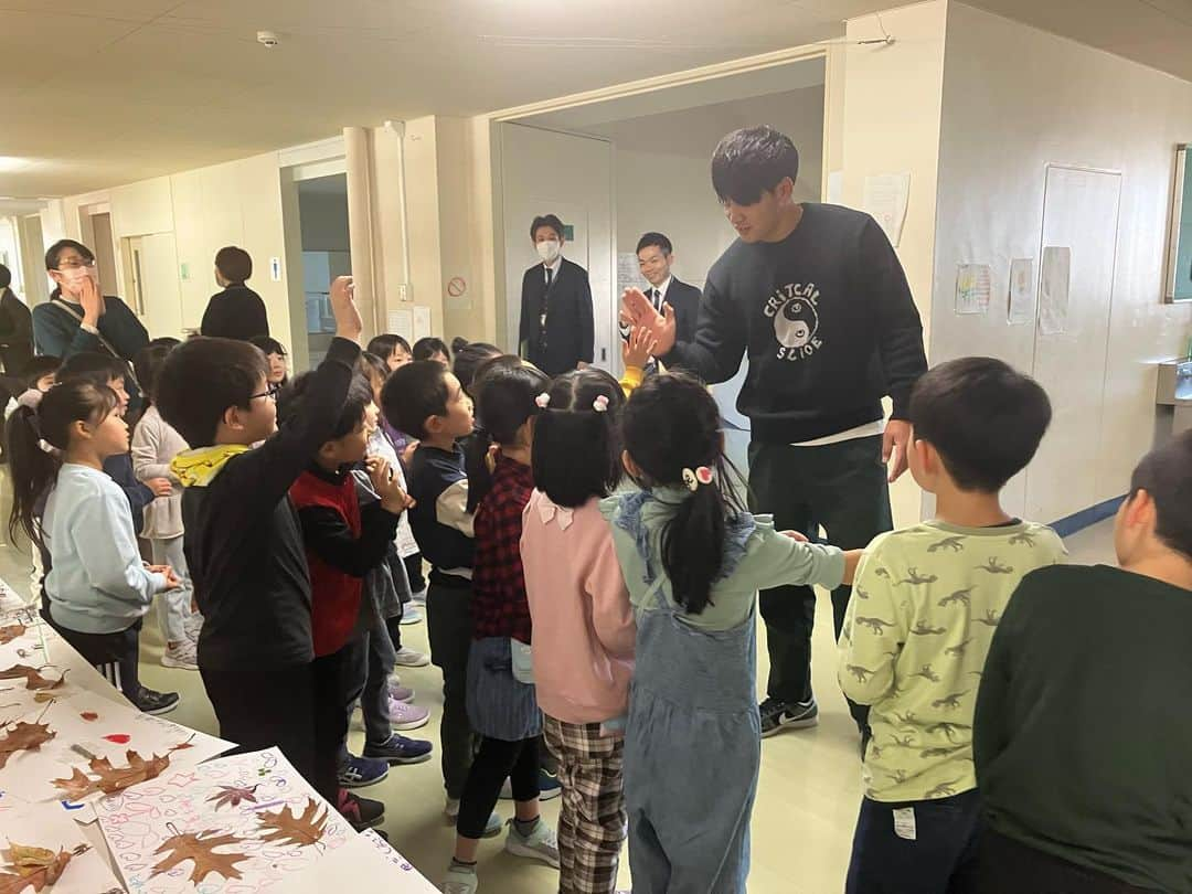 野村佑希さんのインスタグラム写真 - (野村佑希Instagram)「札幌真駒内桜山小学校と当別学園の方に遊びに行ってきました！  生徒のみんなでキツネダンスを踊ってくれたり歌を歌ってくれたりととても元気とパワーをもらえました！💪  教室に遊びに行ったり校内放送をやったり小学生の頃を思い出して懐かったです😊  #応援大使 #ハッピース」11月22日 17時31分 - nomura_james_yuki