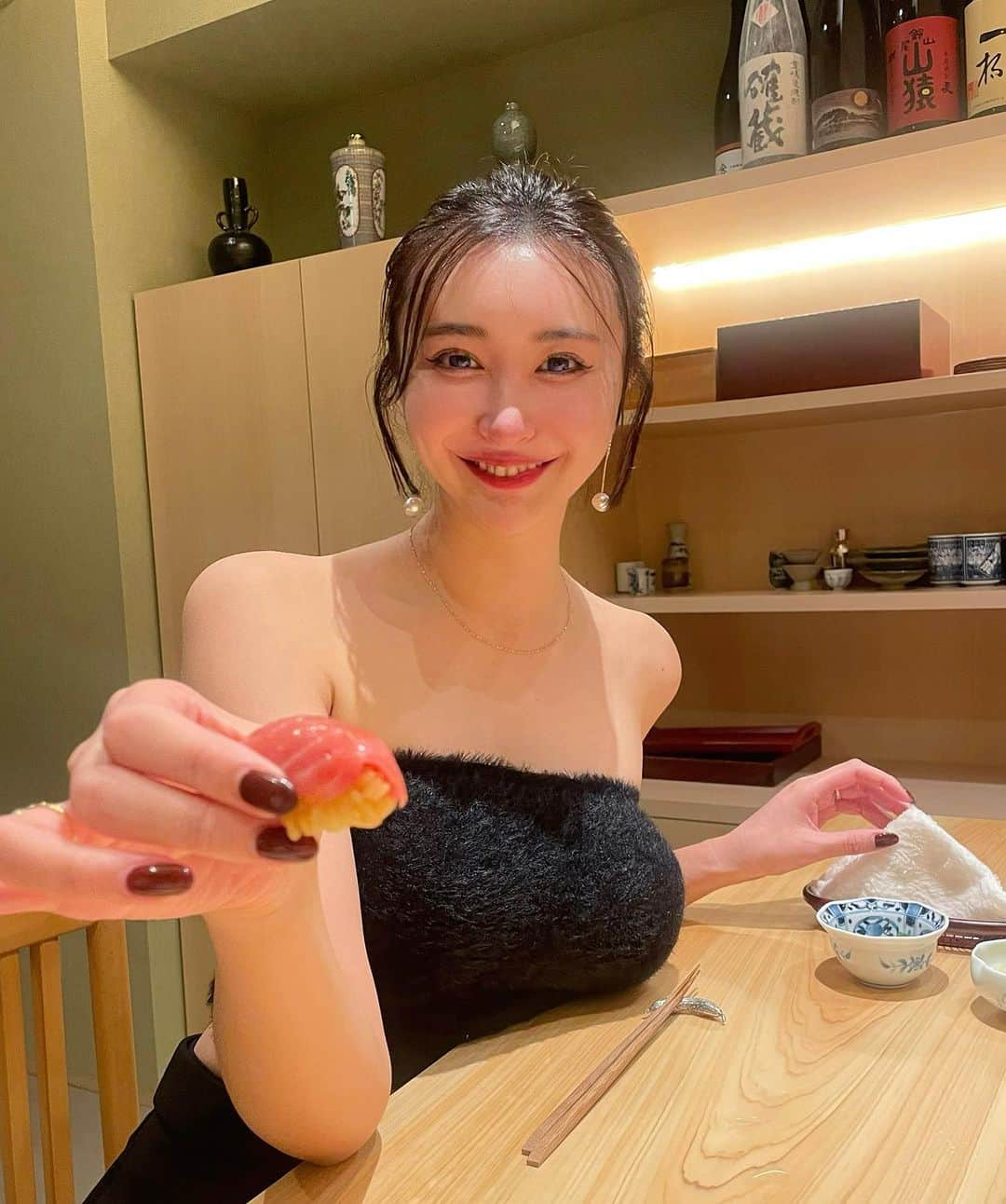 関綾乃のインスタグラム：「オープンしたばかりの 【鮨　一徳】さんにお邪魔させて頂きました🍣🙇‍♀️🩷 ・ ・ 先付けからお吸い物、お造り、焼き物などなど握りに行くまででもう感動🥹🩷 握りも好きな赤酢でとにかく全部美味しかった❣️ ・ ・ 所々、久保大将のこだわりや技術が詰まっていて本当に大満足なお食事でした🍣✨ ・ ・ 生しゃこのお刺身は初めて食べて感動した🥰 しゃこは生で鮮度保つのかなり難しいらしいんだけど、ここでは美味しく食べれるから是非おススメしたいです🫶 ・ ・ #鮨一德 #春吉3丁目 #有り難し #鮨 #寿司 #すし #sushi #鮨すたぐらむ #鮨ディナー #鮨好き #福岡鮨 #福岡の鮨屋  #寿司すたぐらむ #すし好き #中洲 #中洲鮨 #中洲グルメ  #中洲ディナー #福岡 #福岡グルメ #福岡ディナー #博多グルメ #博多鮨 #博多寿司 #博多グルメ」