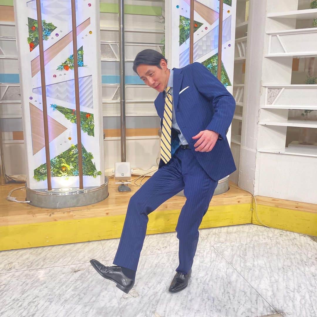 テレビ朝日「大下容子ワイド！スクランブル」のインスタグラム：「日本代表強いじゃない！とサッカーボールをキックしてる亮太さんです⚽️🌤  #テレビ朝日ワイドスクランブル #大下容子ワイドスクランブル #ワイドスクランブル #アナウンサー #佐々木亮太」
