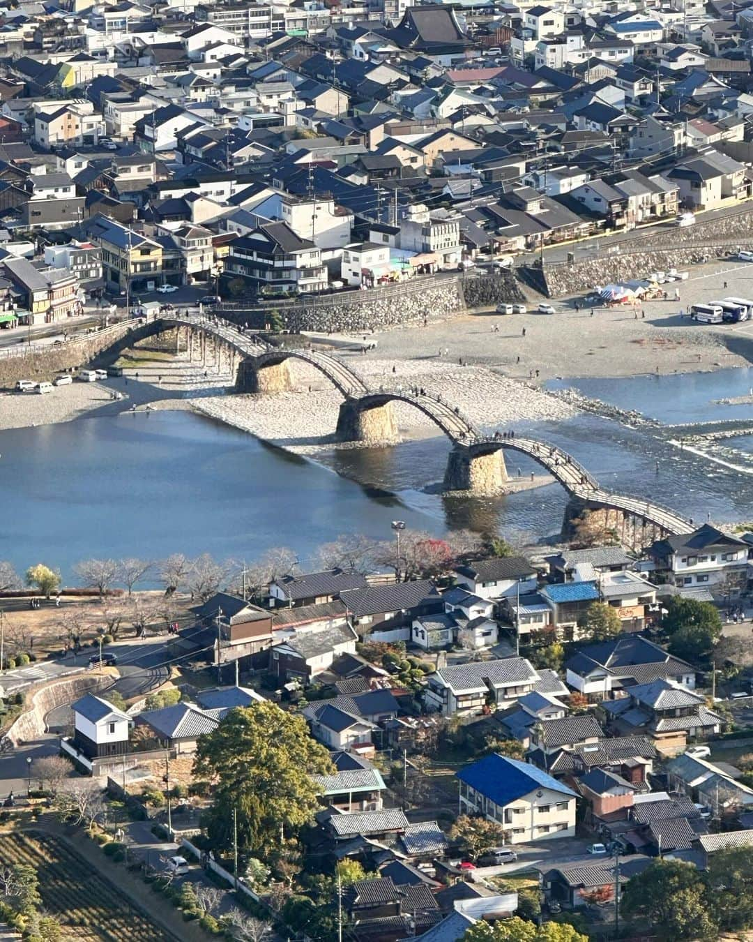 新保友映さんのインスタグラム写真 - (新保友映Instagram)「地元岩国 錦帯橋✨  今回は久しぶりにロープウエーで🚡城山にのぼり、岩国城にも行ってきました🏯  前回のぼったのは、岩国市が依頼してくださった、私の岩国 というコーナーで錦帯橋に行った時。 その時はもう夕方で、登って景色を見ただけで、ロープウエーの最終便の時間になったのですぐに下りた記憶。  今回はのんびり楽しめました⚔️ 城下町の良い空気が楽しめますので、是非岩国へも皆さん遊びに来てくださいね✨  #岩国 #錦帯橋 #吉香公園 #岩国城 #ロープウエー #ロープウェイ  #山口 #錦帯橋創建350年 #創建350年  #iwakuni #yamaguchi #kintaikyo  #kintaibridge  #kintaikyobridge」11月22日 17時35分 - tomoemoe0520