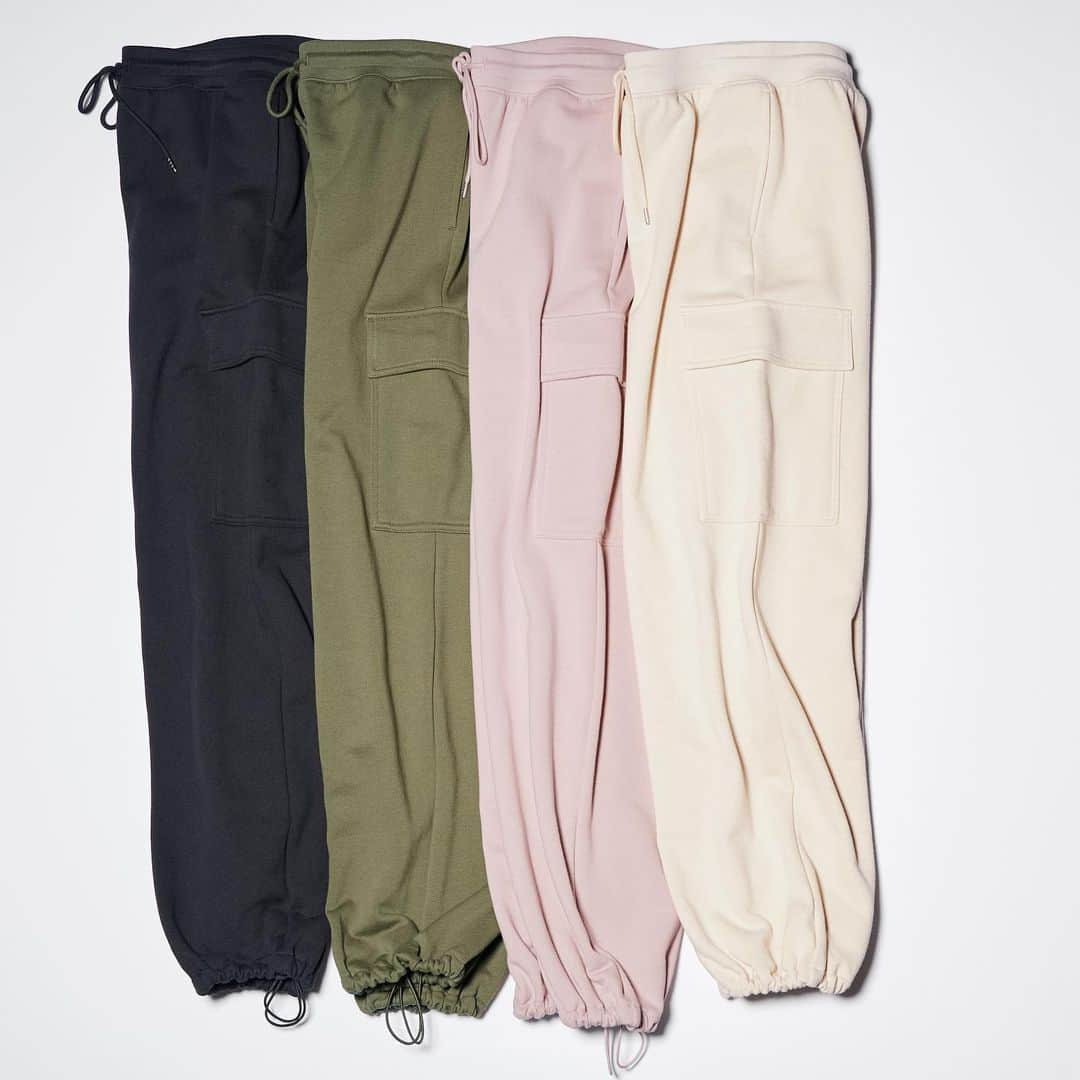 ユニクロのインスタグラム：「Cargo pants for all! 🌈 Unisex design with adjustable cuffs for a straight or gathered silhouette. Stay comfy in these stylish jersey cargo pants.   467384 Sweat Cargo Pants   #Cargopants #UNIQLO #LifeWear  *The product availability differs among regions. Please check your regional account or website.」