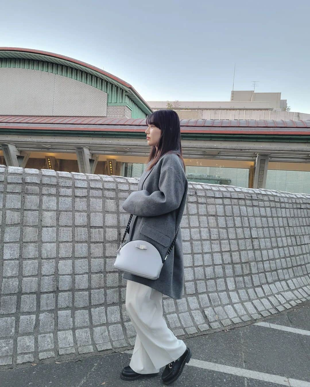 保坂玲奈さんのインスタグラム写真 - (保坂玲奈Instagram)「行きたかった場所で、座ってみたかった椅子に座れた🪑🫰    ⁡ ⁡ハウハイザムーンと偶然に合わせちゃった半月型バッグは メタリックのさらりとした光沢感が可愛いT-MOON🌛⁡ ⁡@savemybag_japan 一見アクセサリー要素が強そうだけど、 150gと軽くてタフなつくりでどんな時でも万能選手👏⁡ ⁡⁡ ⁡  #pr#savemybagjapan#savemybag#世田谷美術館#ハウハイザムーン#倉俣史郎」11月22日 17時38分 - __renao_0707