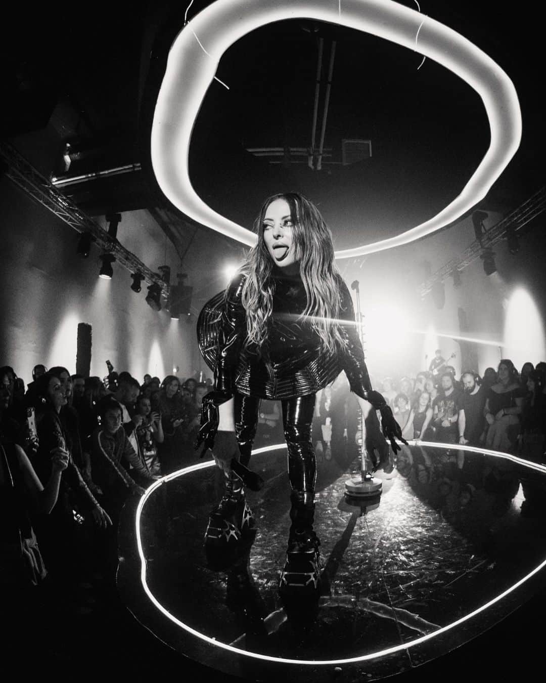 Delia Matacheのインスタグラム：「@koss.photography @nanemernic @michaelmassier @anghelradu 🤟🏻⛓️🤟🏻 #flex」
