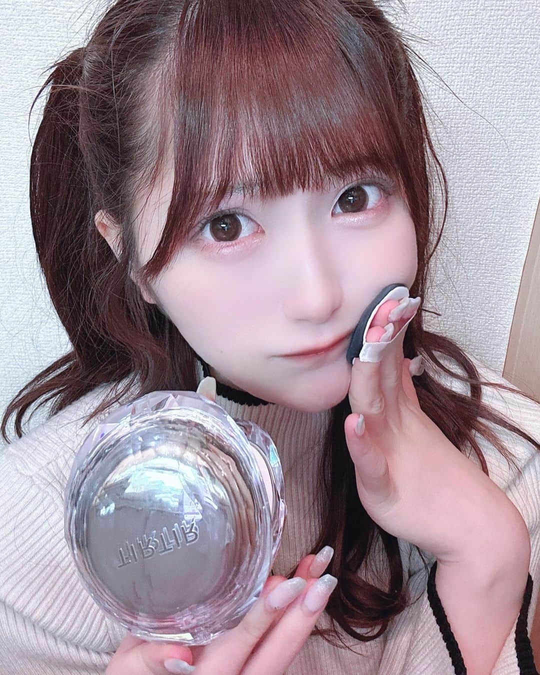 桃姫もえかさんのインスタグラム写真 - (桃姫もえかInstagram)「4秒に一個売れてる魔法のファンデ🪄  最近使ってるけど、一日とか使ってもよれないし、カバー力増やしたいところは２回くらいどんどんしたら隠れて最高〜薄づきがいい人とかは一回ぽんっとして塗る時よくぽんぽんと伸ばしたら綺麗にカバーされるし最高♡ 塗る回数で見え方調整できるのすごい🥺✨ 私は乾燥肌でツヤ肌感好きだからそのままだけど、脂性肌の方でツヤあまり出したくないって方は上からパウダーで調節するのおすすめ🎶  ティルティルさんいつも使ってるけど、パッケージも使い心地とかも1番すきおすすめ☝️🤩  まず最初にメッシュ網にファンデーション染み渡らせるんだけどそれするの楽しい🩷 だいたいスポンジが多いから、珍しくて新感覚で感動したよ🥹  みんなもぜひ使ってみてね〜 #PR #TIRTIR  #マスクフィットクリスタルメッシュクッション #マスクフィット #マスクフィットシリーズ #最強ベース #おすすめ　#ファンデーション　#コスメ　 #自撮り界隈 #ヘアアレンジ」11月22日 17時43分 - moeka_141221