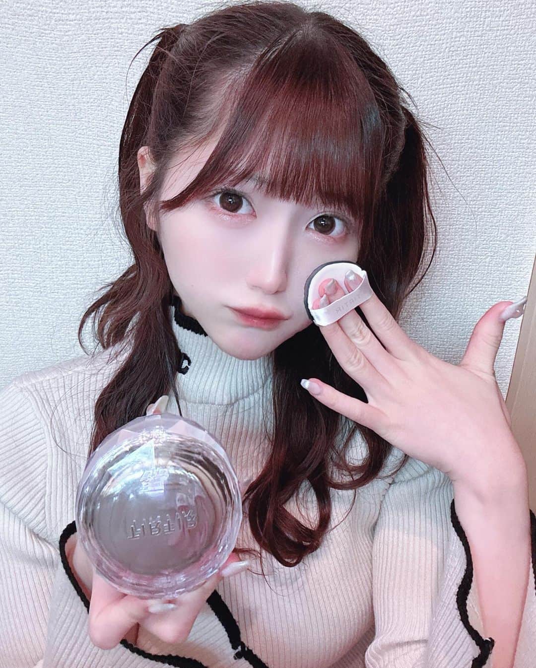 桃姫もえかさんのインスタグラム写真 - (桃姫もえかInstagram)「4秒に一個売れてる魔法のファンデ🪄  最近使ってるけど、一日とか使ってもよれないし、カバー力増やしたいところは２回くらいどんどんしたら隠れて最高〜薄づきがいい人とかは一回ぽんっとして塗る時よくぽんぽんと伸ばしたら綺麗にカバーされるし最高♡ 塗る回数で見え方調整できるのすごい🥺✨ 私は乾燥肌でツヤ肌感好きだからそのままだけど、脂性肌の方でツヤあまり出したくないって方は上からパウダーで調節するのおすすめ🎶  ティルティルさんいつも使ってるけど、パッケージも使い心地とかも1番すきおすすめ☝️🤩  まず最初にメッシュ網にファンデーション染み渡らせるんだけどそれするの楽しい🩷 だいたいスポンジが多いから、珍しくて新感覚で感動したよ🥹  みんなもぜひ使ってみてね〜 #PR #TIRTIR  #マスクフィットクリスタルメッシュクッション #マスクフィット #マスクフィットシリーズ #最強ベース #おすすめ　#ファンデーション　#コスメ　 #自撮り界隈 #ヘアアレンジ」11月22日 17時43分 - moeka_141221