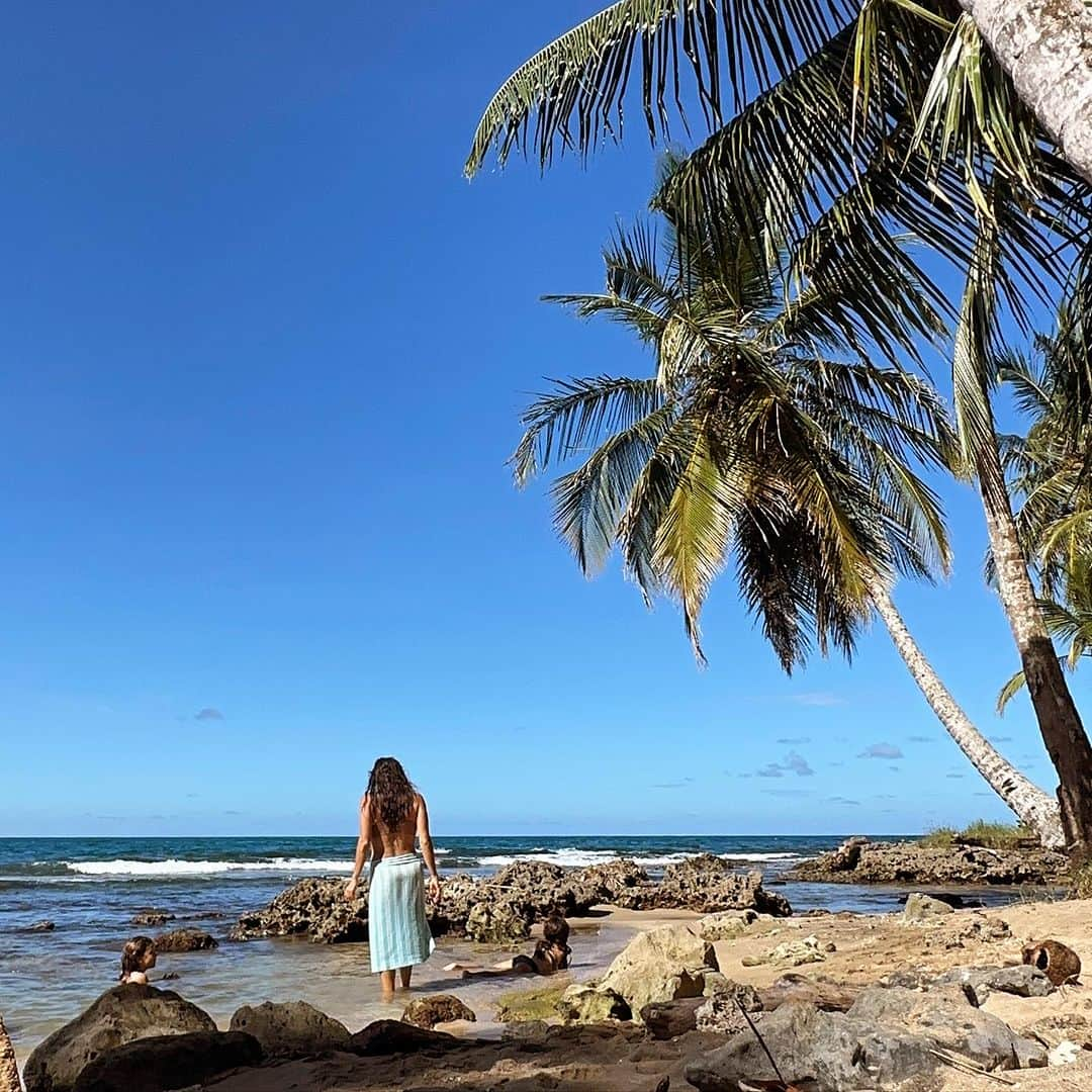 アンドレア・フエンテスさんのインスタグラム写真 - (アンドレア・フエンテスInstagram)「Nene… nunca unas cortas (y merecidas) vacaciones habían sentado mejor que estas.. Tenía Costa Rica en mi lista de sitios antes de morir y no me ha decepcionado. Estar en @lakukulalodge con Pepo y su familia..mejor imposible! Ese tipo de lugares donde conectas otra vez con lo que los humanoides nos hemos arrebatado a nosotros mismos, donde el zoo sobra porque ya hay miles de animales y de plantas libres desde la hamaca de la no-ventana. Me he sentido salvaje y me ha encantado ver a los niños pasear libres y creerse algo, jugar con quien se cruzan en el camino, quedarte en una hamaca durante horas y ser incluso interesante, donde una simple rana te puede llevar al hospital pero las arañas tejen hilo dorado (y son de medio palmo!) pero no asustan porque aquí es donde pegan… Baterías cargadas a tope, lo mejor de todo estar en familia después de tanto trabajar mas de un año entero sin parar. Así que si, a por el próximo reto que estoy fuerte de nuevo. A tope con el team y a por todassssssssss my ladyyyyy💪」11月22日 17時44分 - andreafuentes83