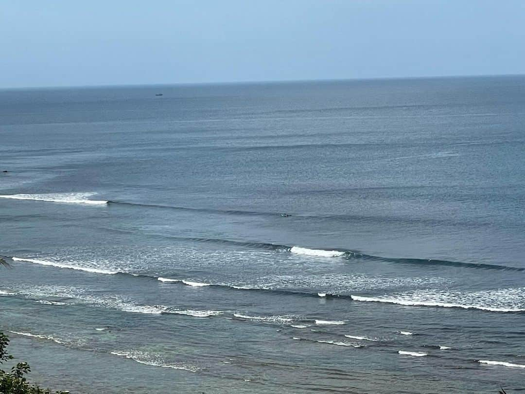 Ken Harakumaのインスタグラム：「バリ島サーフィン🏄‍♀️ポイントBalangan Beachに移動しました❣️ ナイスシェープ🌊 @balanganwavesurfschoolbali  @balanganbeachbali  @international_yoga_center  #balanganbeach  #surfing  #サーフィン  #バランガンビーチ  #ケンハラクマ」