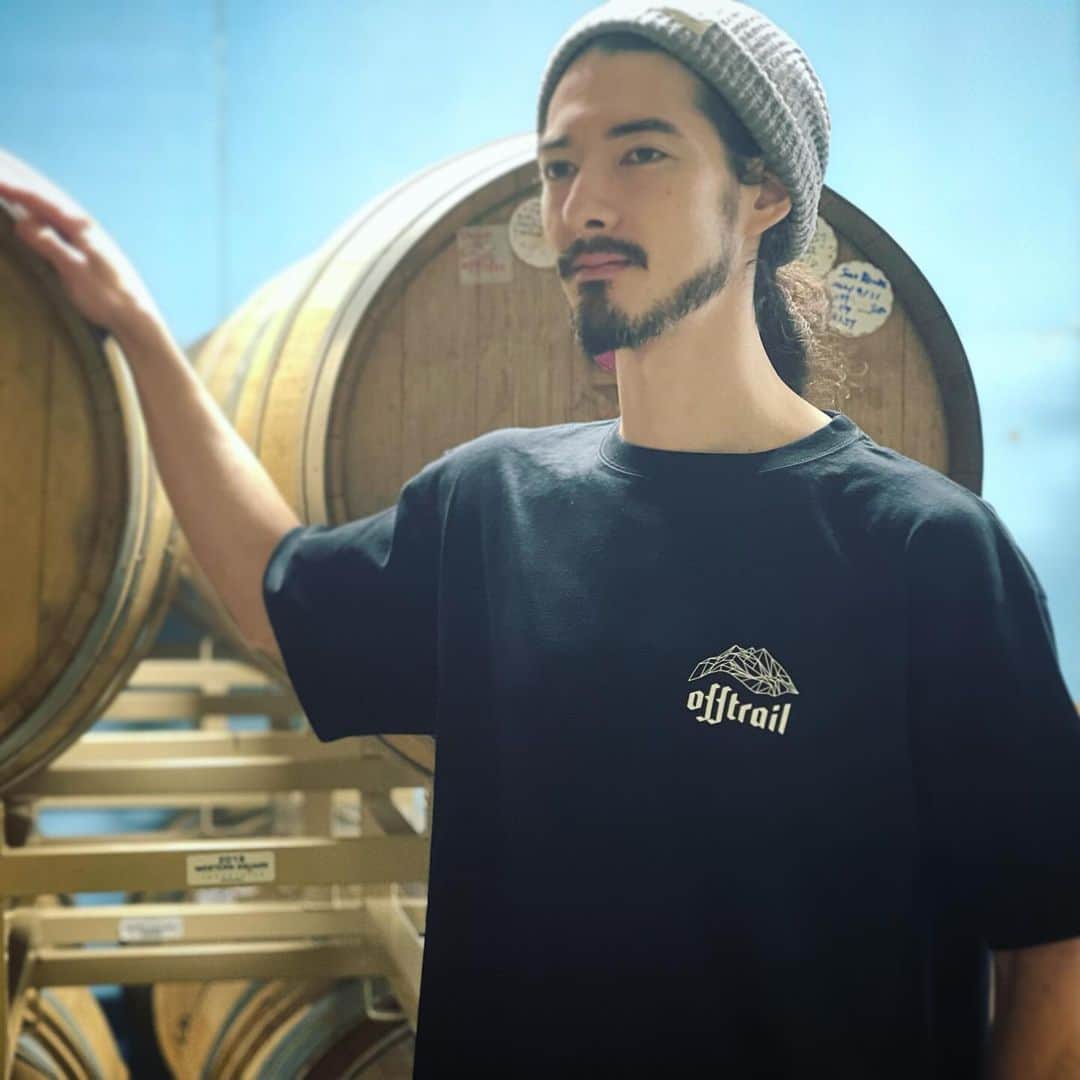 FAR YEAST BREWINGのインスタグラム：「今月4周年を迎えたOff Trail。  Anniversary Beer『Passing the Torch』からは遅れましたが、周年Tシャツ完成しました！  Off Trailのラベルを手がける @yamastomp 氏の描き下ろしイラスト🎨  明日の五反田 @faryeasttokyo イベントでお披露目&1名様にプレゼントします！  🫎タバジビエ×Off Trail🍻 ＼Catch the Wild in GOTANDA／  16:30 Start、17:00からは現役猟師による鹿の解体ライブショー！！ Wild Caught2023の開栓も🍻  明日は五反田に、奥多摩の奥、多摩川源流域のワイルドな雰囲気をそのまま持ち込みます！  ぜひ遊びに来てください🤘🏻  #faryeastbrewing #faryeast #offtrail #faryeasttokyo #craftbeer #japanesecraftbeer  #yamanashi #beer #kosuge #kosugevillege #山梨 #源流醸造所」