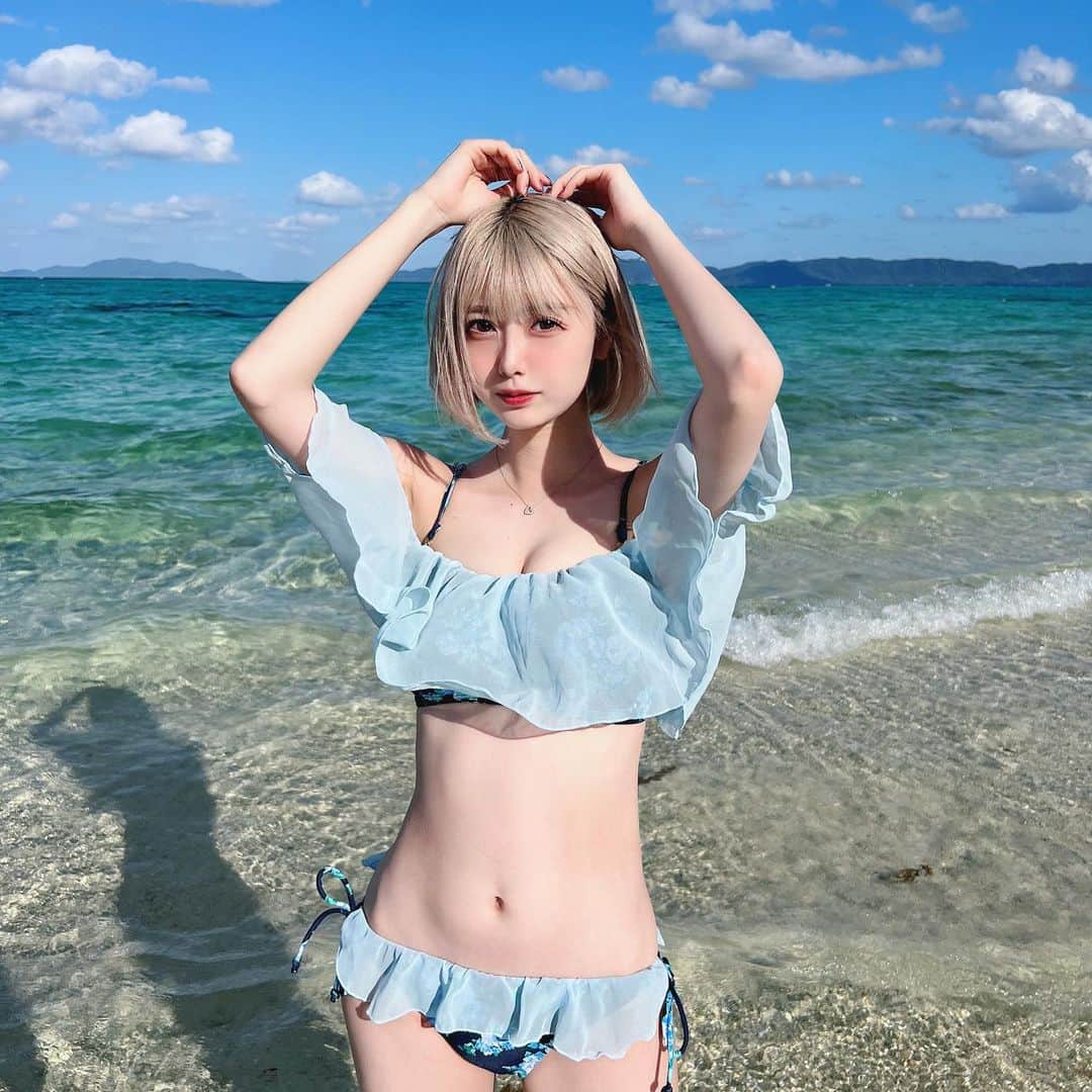ちなぴぴのインスタグラム：「ちゃんと海辿り着きました〜🏝  東京ではみんなコート着てるのに私は島で水着着てる同じ日本なのにネ~🇯🇵」