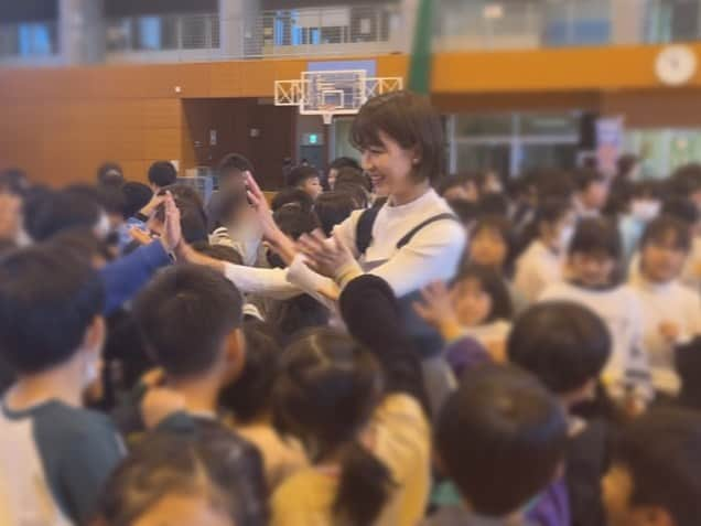 眞嶋優さんのインスタグラム写真 - (眞嶋優Instagram)「本日、群馬県渋川市の "中郷小学校 創立150周年記念"行事に 講師として参加させていただきました！  トークショーや、1時間リフティングチャレンジを 行いました！ 会場には、200人以上の方が🔥 はじめての講師という形で、緊張していたのですが、 子供たちがとにかく元気‼︎やる気いっぱいで、 エネルギーを沢山もらいました！  ‪応援大使を務めさせていただいている、 群馬県渋川市。 中郷小学校は様々なご縁があり、 150周年という大切な行事に立ち会わせていただき、 本当に嬉しかったです☺️‬ ありがとうございました！ 改めまして、おめでとうございます㊗️🎉  I was invited to an event to celebrate the 150th school’s anniversary in Gunma prefecture. Congratulations! It was so precious time!!!  #眞嶋優 #群馬 #渋川 #応援大使 #日本 #小学校 #サッカー #サッカー教室 #リフティング #リヴァプール #japan #gunma」11月22日 17時53分 - yu_mashima