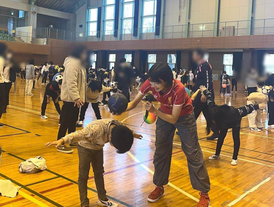 眞嶋優さんのインスタグラム写真 - (眞嶋優Instagram)「本日、群馬県渋川市の "中郷小学校 創立150周年記念"行事に 講師として参加させていただきました！  トークショーや、1時間リフティングチャレンジを 行いました！ 会場には、200人以上の方が🔥 はじめての講師という形で、緊張していたのですが、 子供たちがとにかく元気‼︎やる気いっぱいで、 エネルギーを沢山もらいました！  ‪応援大使を務めさせていただいている、 群馬県渋川市。 中郷小学校は様々なご縁があり、 150周年という大切な行事に立ち会わせていただき、 本当に嬉しかったです☺️‬ ありがとうございました！ 改めまして、おめでとうございます㊗️🎉  I was invited to an event to celebrate the 150th school’s anniversary in Gunma prefecture. Congratulations! It was so precious time!!!  #眞嶋優 #群馬 #渋川 #応援大使 #日本 #小学校 #サッカー #サッカー教室 #リフティング #リヴァプール #japan #gunma」11月22日 17時53分 - yu_mashima