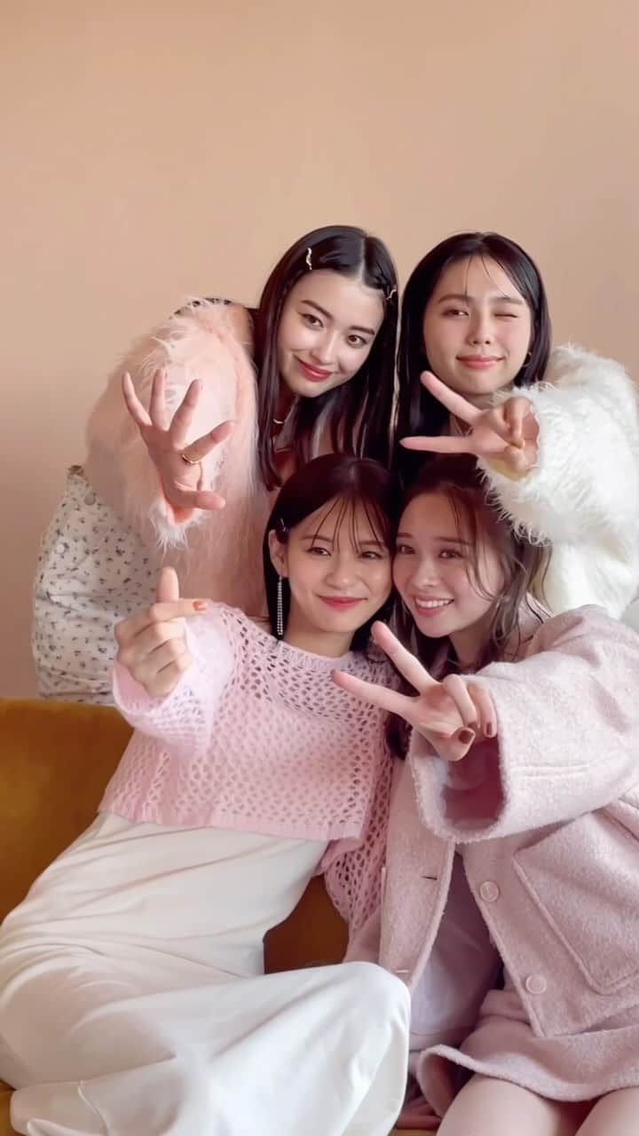 Seventeenのインスタグラム：「みんなで指ハートをする姉㋲ズ👩‍👩‍👧‍👧🫰🏻💓 指ハートを作るりこぴんの真似をしてみんなで同じポーズ🤣  11月カバームービー撮影中の一コマでした🎥💕  #ST秋冬号 #Seventeen #セブンティーン #ST #STモデル #雑誌 #表紙 #情報解禁 #永瀬莉子 #りこぴん #茅島みずき #みずきち」