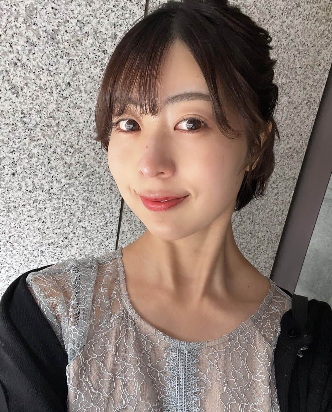 小林由依さんのインスタグラム写真 - (小林由依Instagram)「* 最近のアレコレ！ クリスマスが近づいてきてなんだか 街がウキウキモードだね🎁🎄🤍 ⁡ 美容に関しては、 こないだドライヘッドスパに行ってきたんだ🐇🌼 ↪︎ @ivy_ebisu ⁡   新感覚の『冷却ヘッドスパ』×『極上ハンドマッサージ』 の施術を受けてきました！ ⁡ 冷却エステマシンで頭皮を刺激して、血行促進。  頭皮の深い層へとアプローチして筋肉を動かす→ 頭全体の血流をよくすることで ​自律神経も整いやすくなって、 ⁡ 眼精疲労・緊張・脳疲労などのお悩みが 改善される効果が期待できるそう🥹🤍 ⁡ ⁡ 20分間っていう短い時間だったけど 終わった瞬間首から頭にかけて軽くなってて、 抜群の効果を実感できました…！👼 ⁡ 11月限定でお安くなるキャンペーンやってるそうなので 恵比寿あたりが近い方はぜひチェックしてみて！ ⁡ ⁡ ⁡ PR @ivy_ebisu #恵比寿マッサージ #ドライヘッドスパ  #ヘッドスパ #恵比寿ヘッドスパ #恵比寿美容サロン #恵比寿ドライヘッドスパ　 ⁡ ⁡ ⁡ . . . . . ⁡ #美容 #メンズ美容 #恵比寿 #東京 #ebisu #tokyo #ショートヘア #ショートボブ #休日 #休日コーデ #くびれ #ボディメイク #ヘルシー #ショートヘアアレンジ #スタバ #カフェ巡り #クリスマス #クリスマスコーデ #ホリデー #イルミネーション #thetokyoeditiontoranomon #tokyoeditiontoranomon #東京エディション虎ノ門」11月22日 17時54分 - yui.minny.now