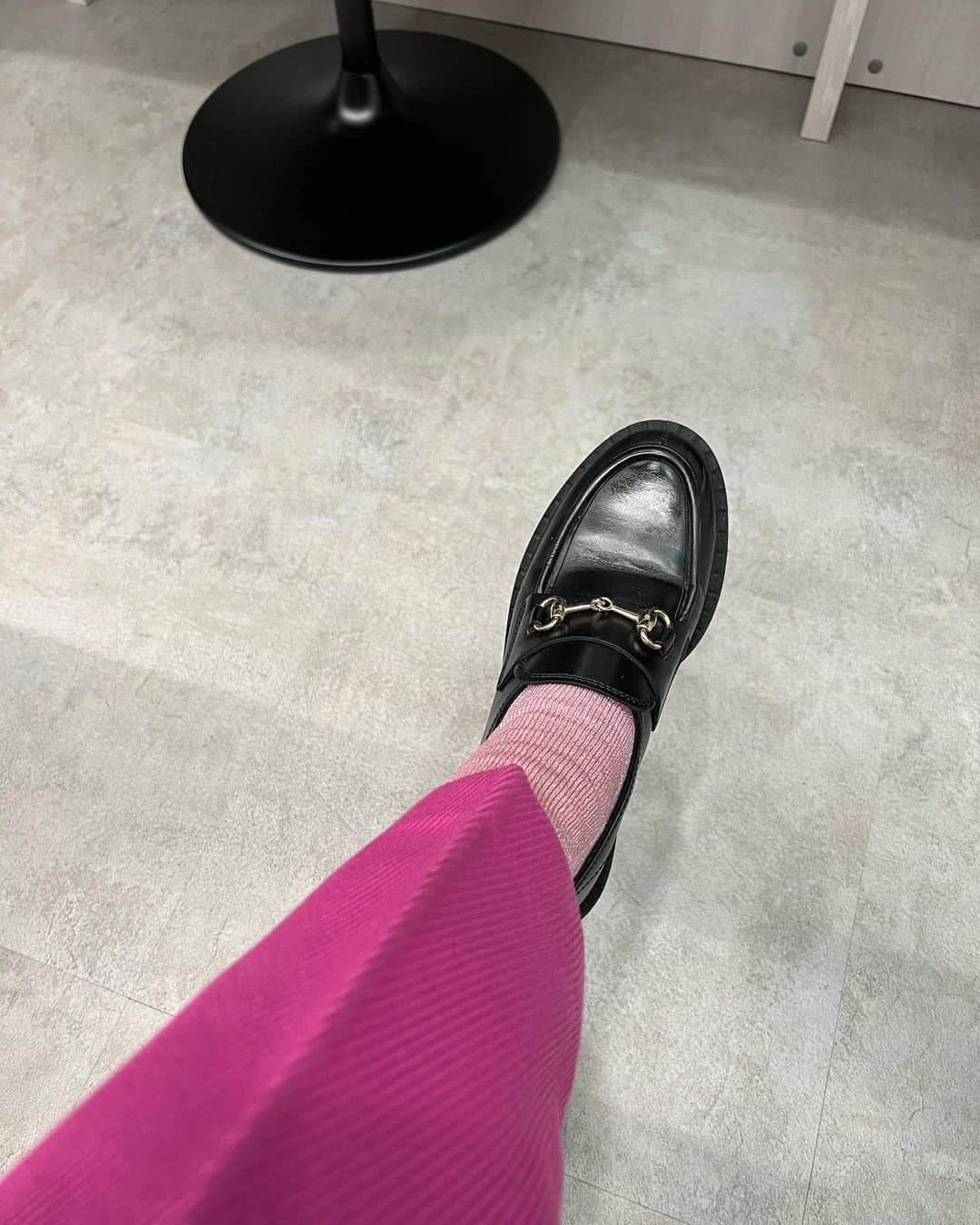 のインスタグラム：「こんな感じで、打ち合わせにお出かけ中  #どこまでも  #テーマカラーに  #こだわった  #コーデで  #出かけてる」